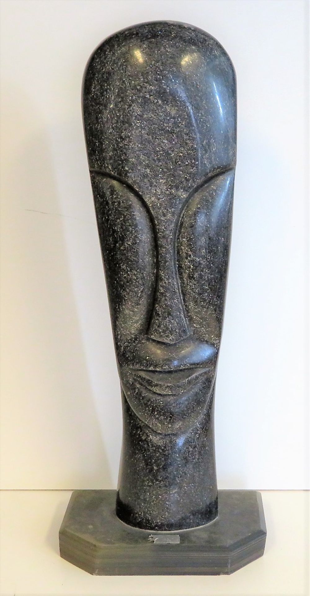 Moderner Bildhauer, "Gesicht", schwarzer Marmor geschnitzt, Steinsockel, 61 x 19 x 9,5 cm.