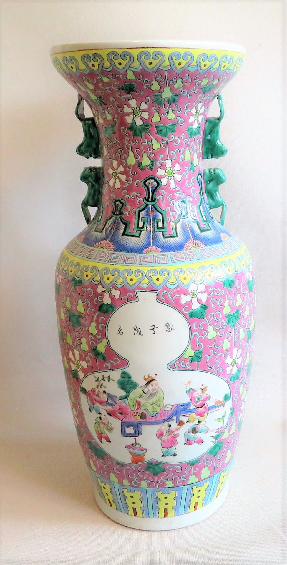 Vase, China, Weißporzellan mit polychromer Bemalung, gem., h 61 cm, d 26 cm.