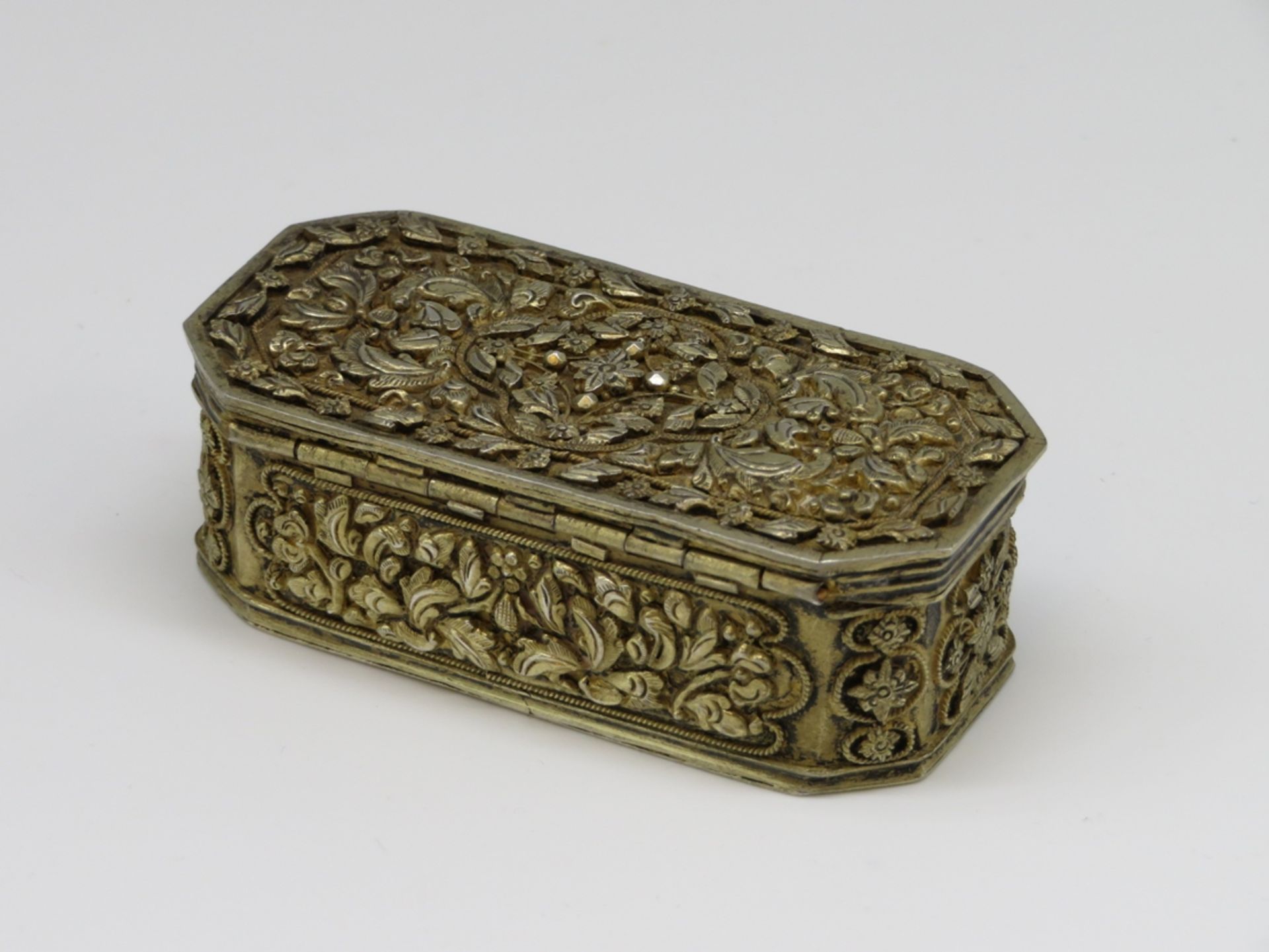 Deckeldose, Indien, 19. Jahrhundert, 800er Silber, ziseliert, dat. 1893, 65 g, 2,5 x 7 x 3,2 cm. - Image 2 of 4