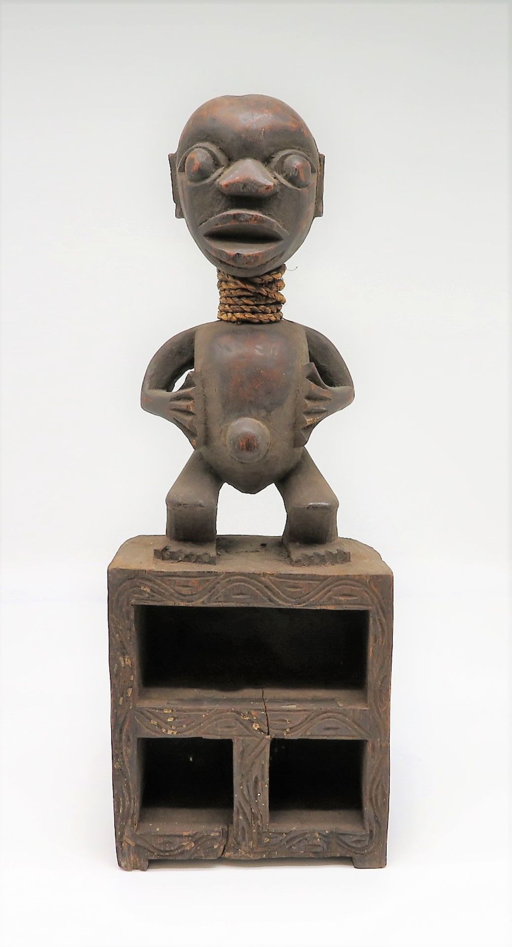 Figuren-Regal, Afrika, Nigeria, Holz geschnitzt, 44 x 16 x 8 cm.