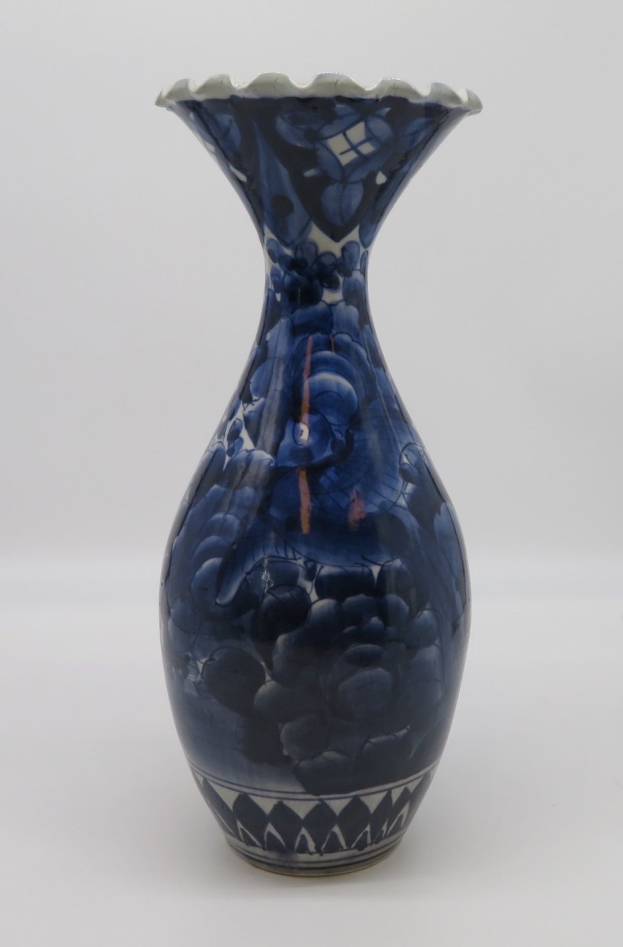Vase, Japan, 1. Hälfte 20. Jahrhundert, Porzellan mit blauer Blütenbemalung, h 37 cm, d 15 cm.