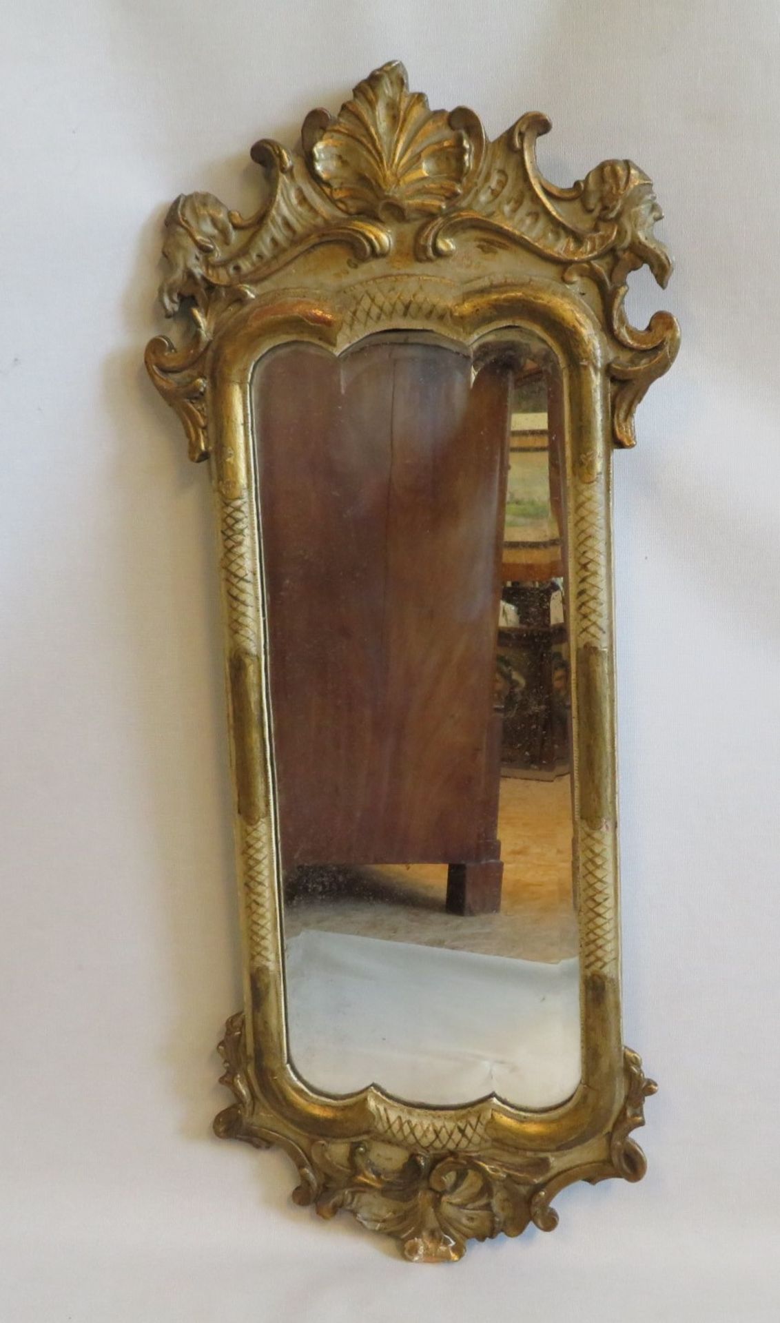 Spiegel, um 1800, Holz geschnitzt, gefasst und vergoldet, besch., 78 x 36 cm.