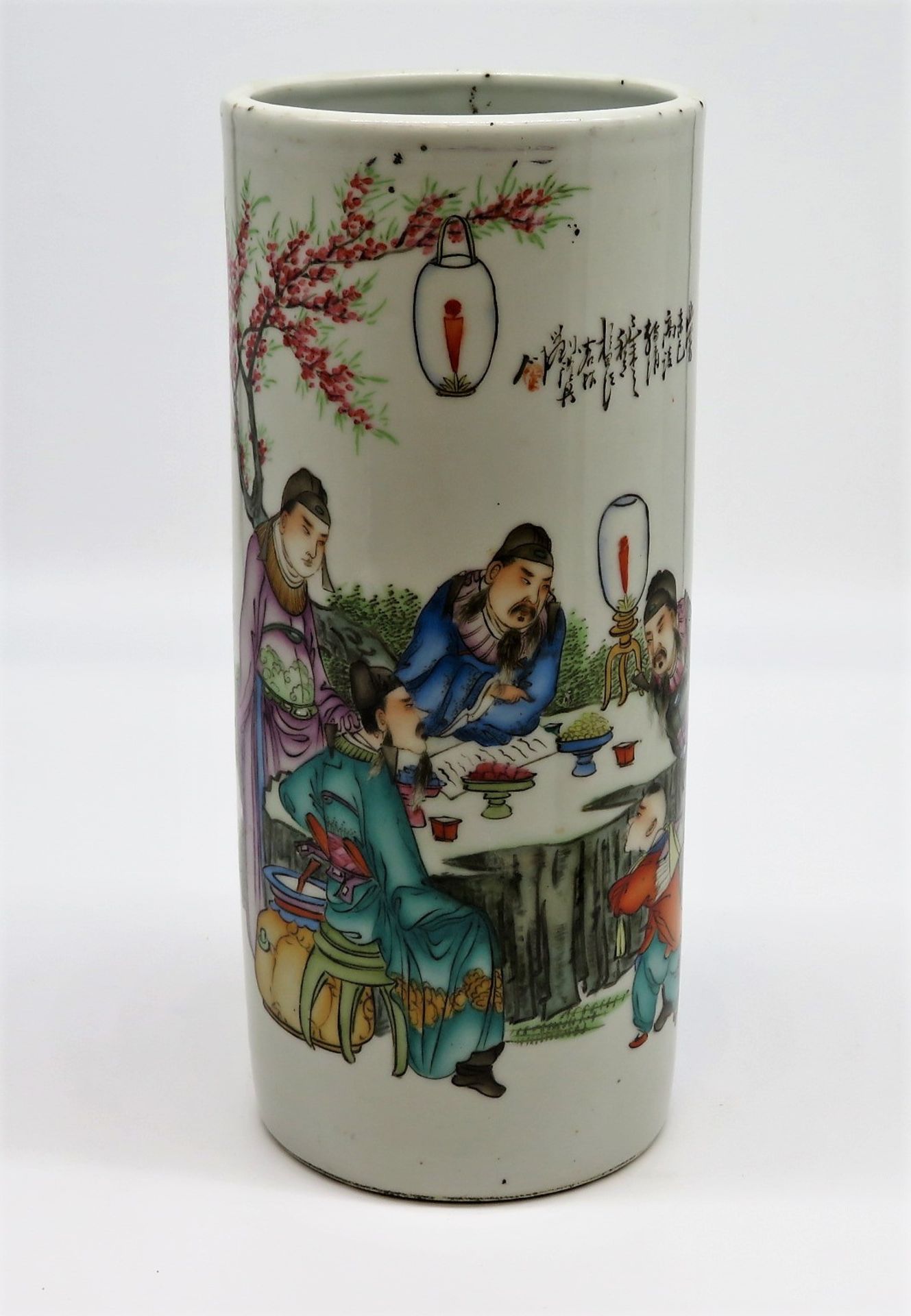 Vase, China, 19. Jahrhundert, Porzellan mit polychromer Gartenszene, sign., rote Bodenmarke, h 29 c