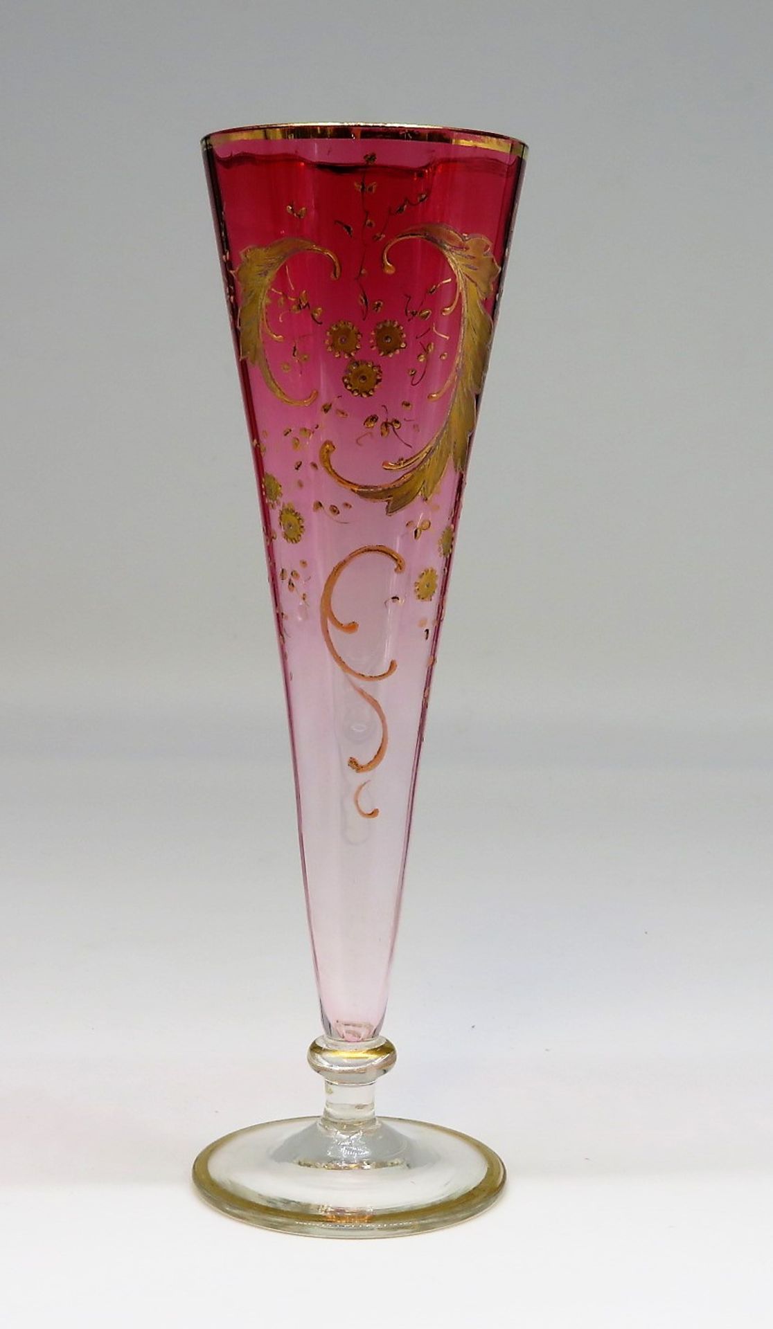 Flötenglas, Jugendstil, um 1900, rosafarben eingefärbtes Glas mit Goldmalerei, h 22,5 cm, d 7 cm.
