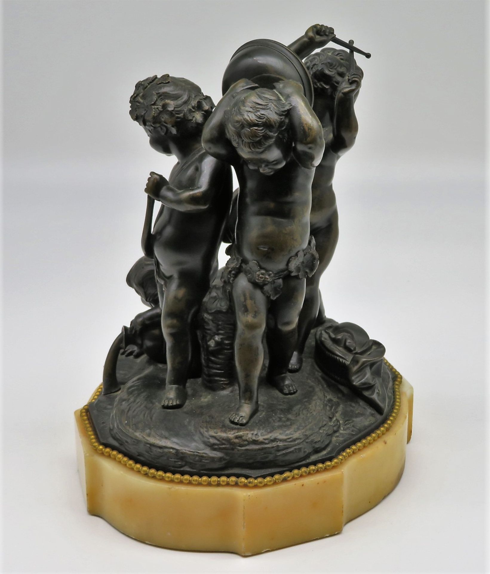 Wohl Italien, 19. Jahrhundert, "Musizierende Putten und Bacchanten", vollrunde Bronzeplastik, patin - Image 2 of 3