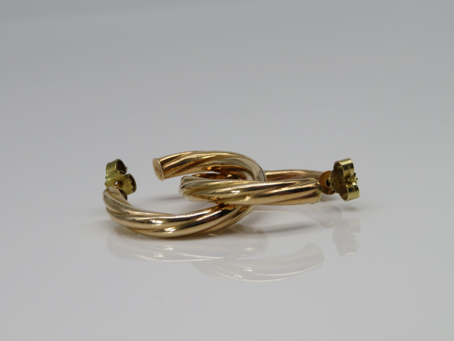 Paar Creolen, spiralförmiger Dekor, 585er Gelbgold, gepunzt, 3,1 g, Goldschmiedesigné "R", d 2,7 cm