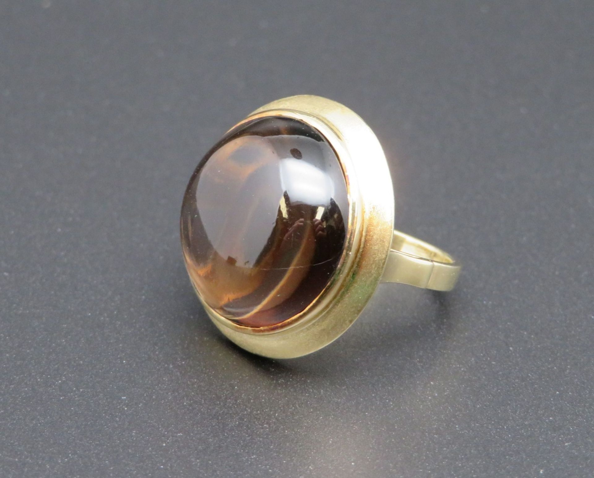 Designer-Ring mit großem Rauchquarz-Cabochon, 585er Gelbgold, gepunzt, 8,4 g, Goldschmiedesigné "BC