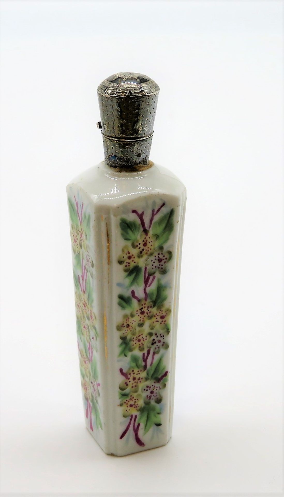 Parfumflakon, 19. Jahrhundert, Porzellan mit feiner Blütenmalerei, 835er Silbermontur, Innenstöpsel