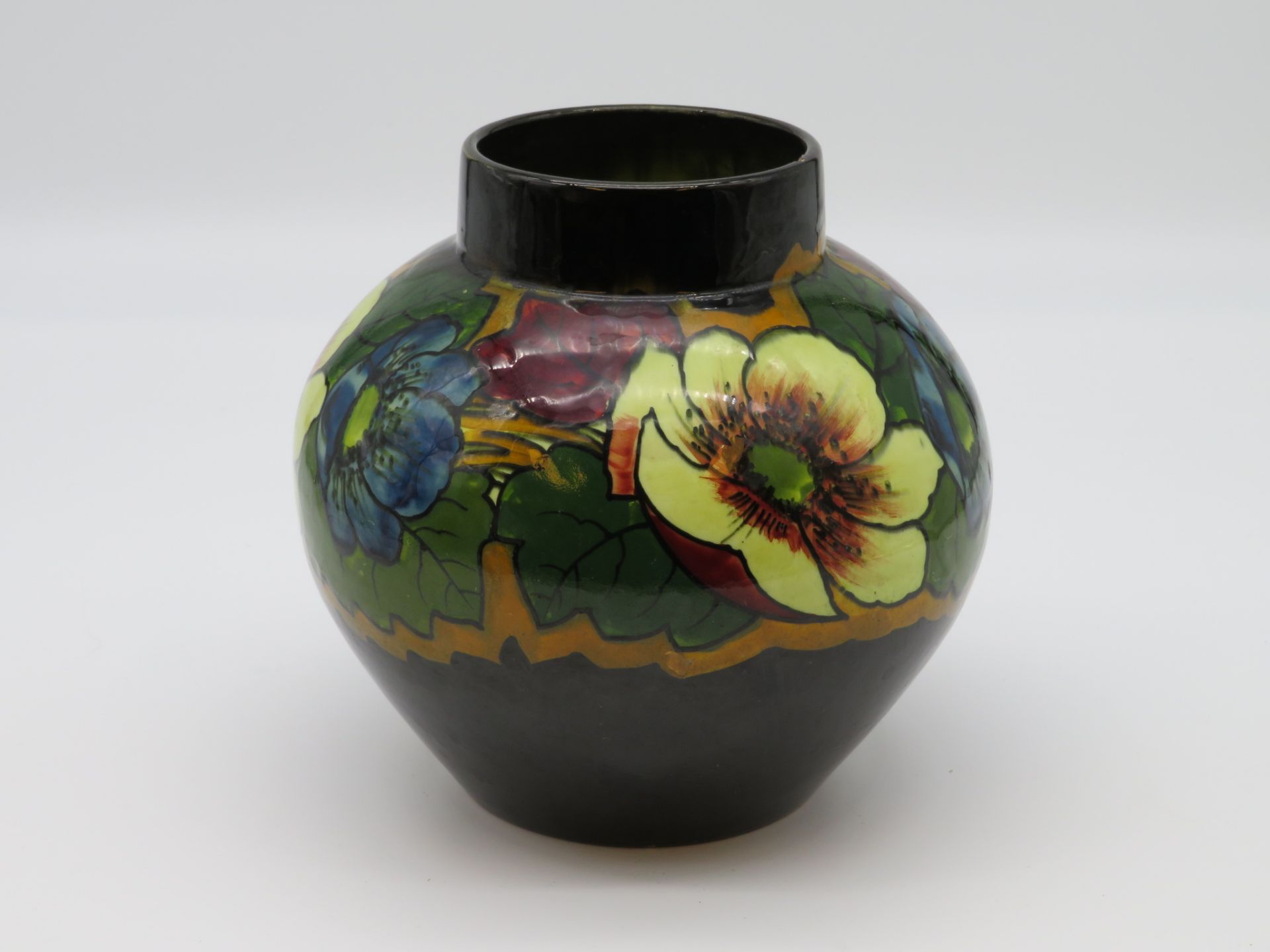 Vase, Schramberg, Jugendstil, um 1900, Keramik mit polychromer Blütenbemalung, 2 Chips am Rand, h 1