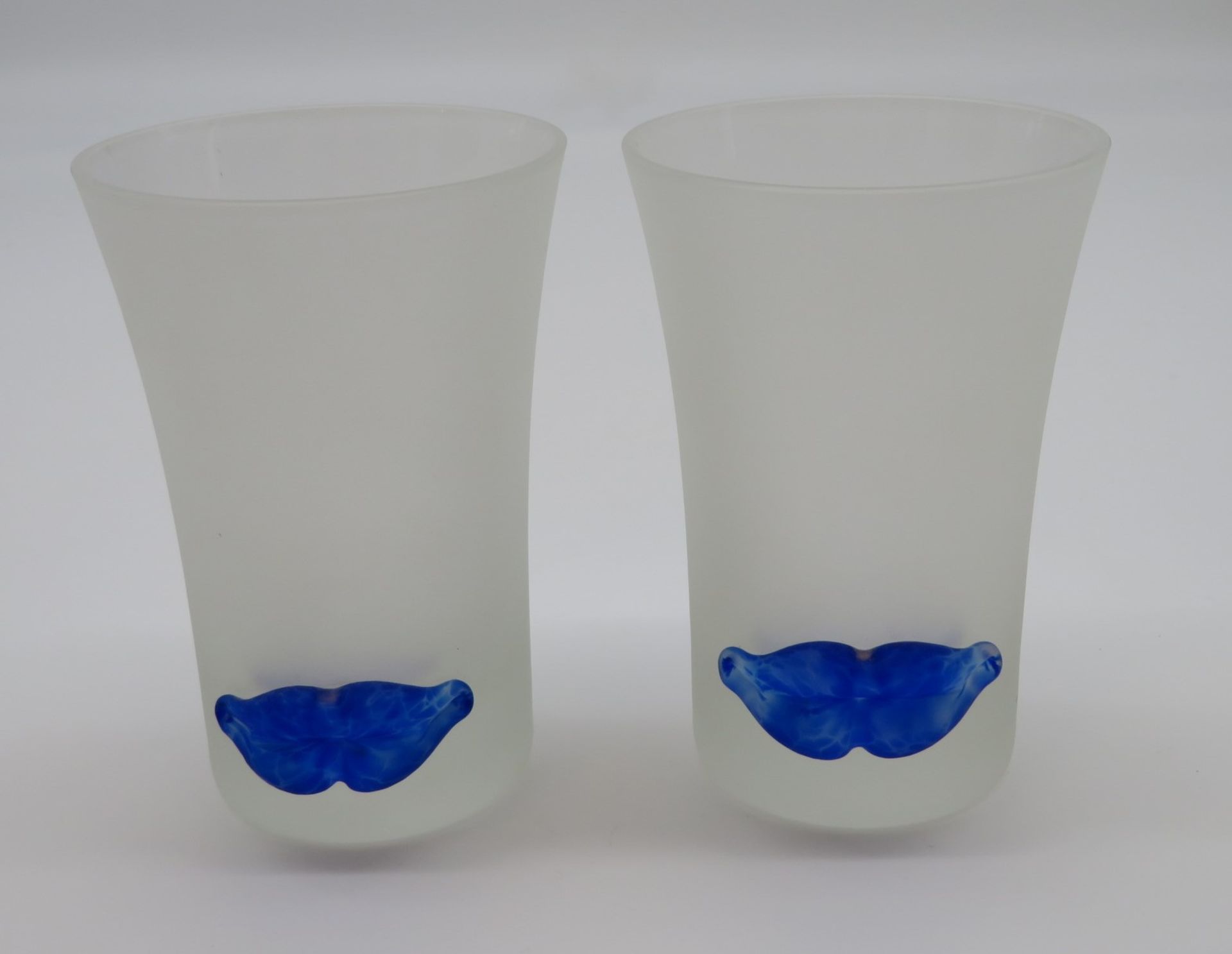2 Designer Gläser, Borowski Glasstudio Königswinter, satiniertes Glas mit aufgesetzten blauen, gesp