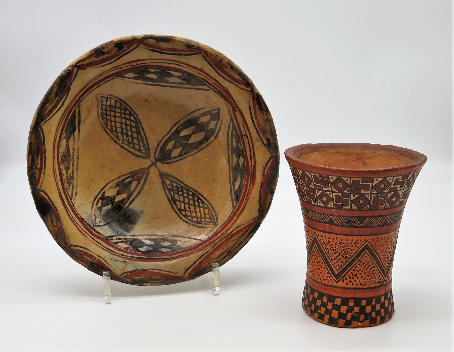 Vase und Teller, wohl Peru, Ton mit polychromer Bemalung, Vase h 14,5 cm, Schale d 24 cm.
