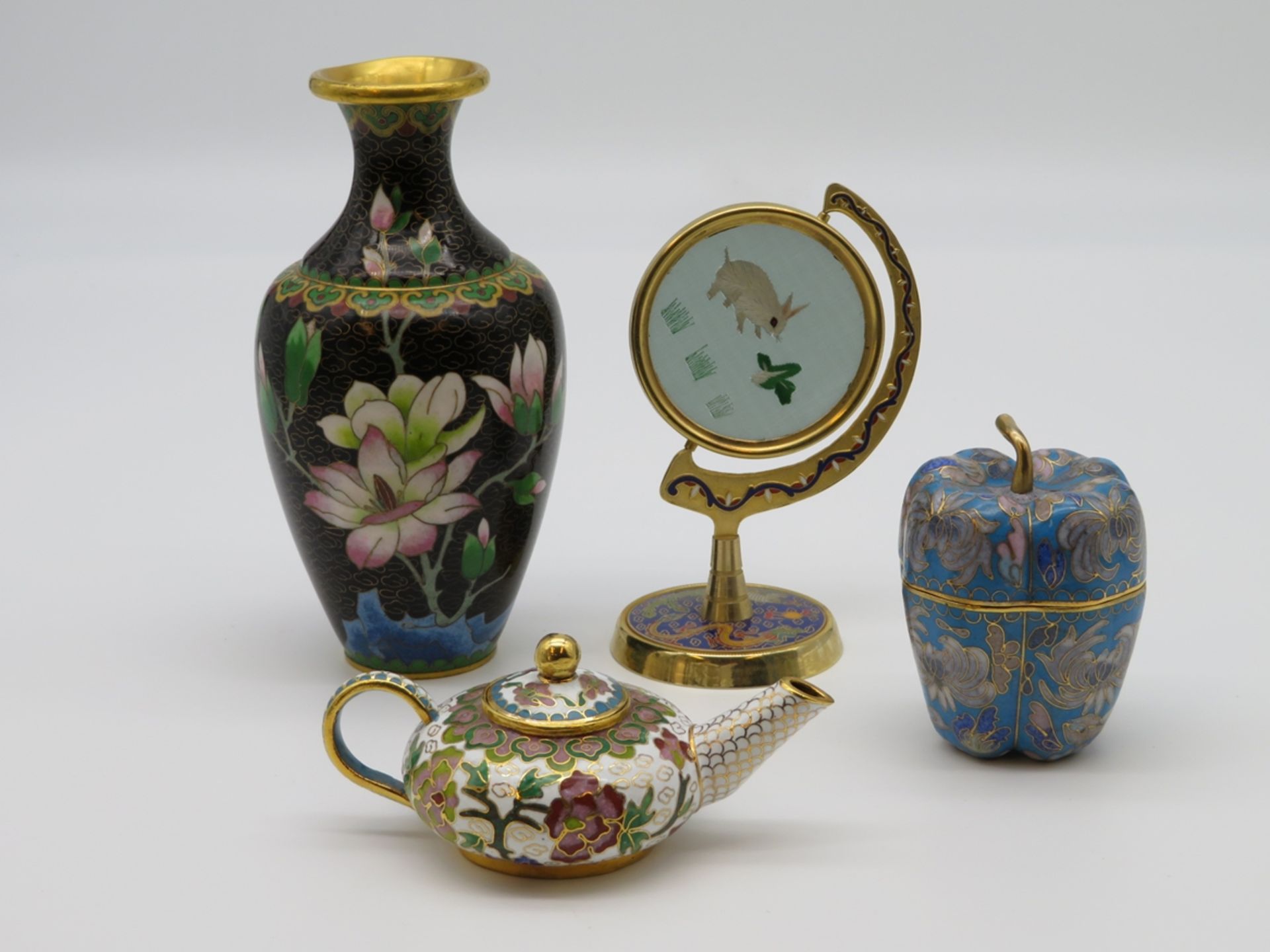 4 diverse Cloisonné Objekte, China, Deckeldose, Teekanne, Spiegel und Vase, farbiger Zellenschmelz,