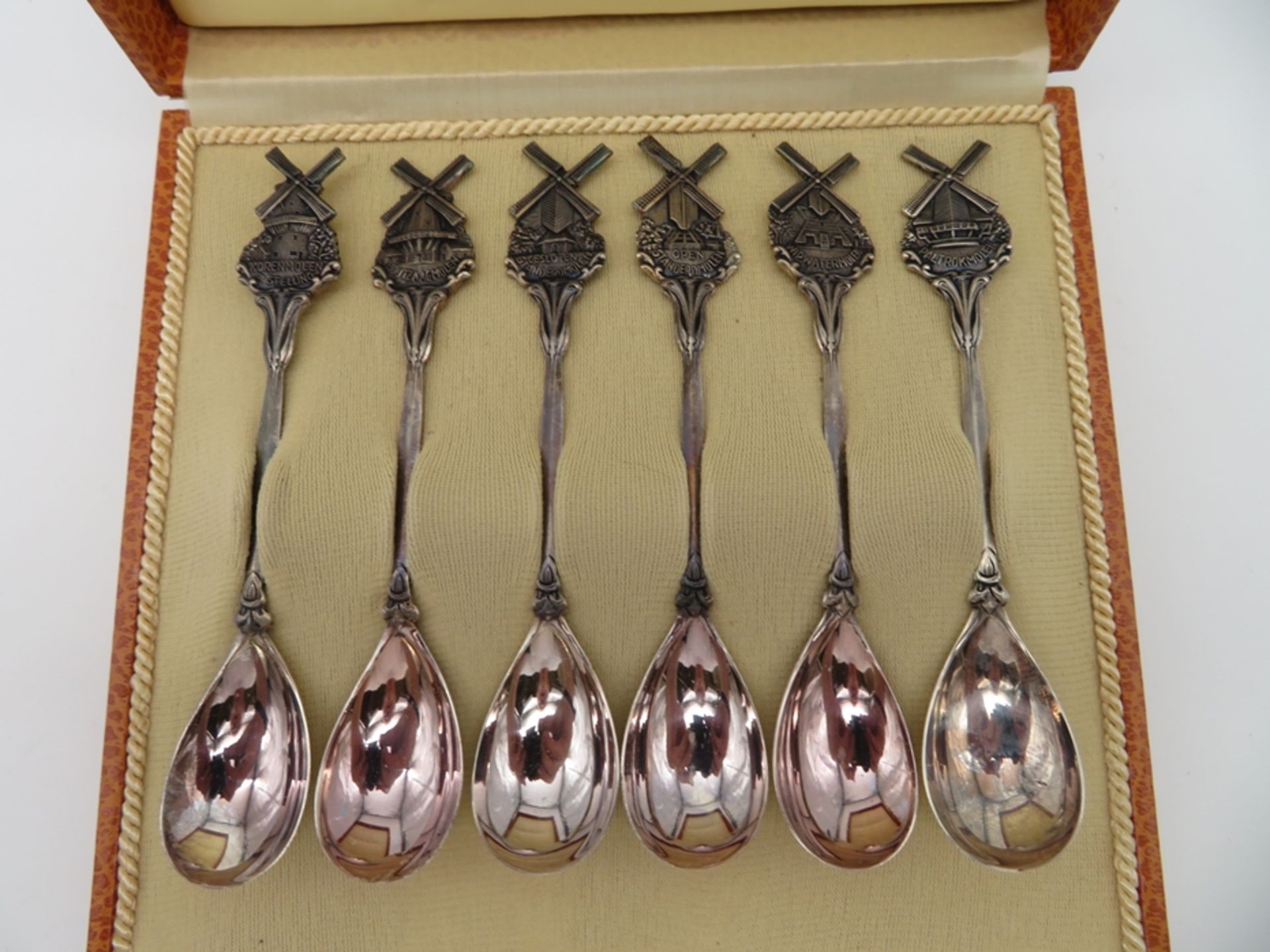 6 Teelöffel, Niederlande, Stiele mit Windmühlen, 835er Silber, gepunzt, 90 g, Etui, l 12,5 cm.