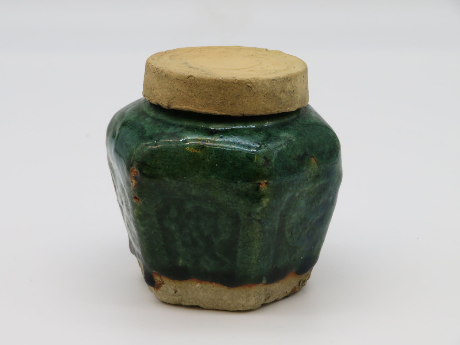 Ingwertopf, China, Ton mit grüner Glasur, h 10,5 cm, d 11 cm.