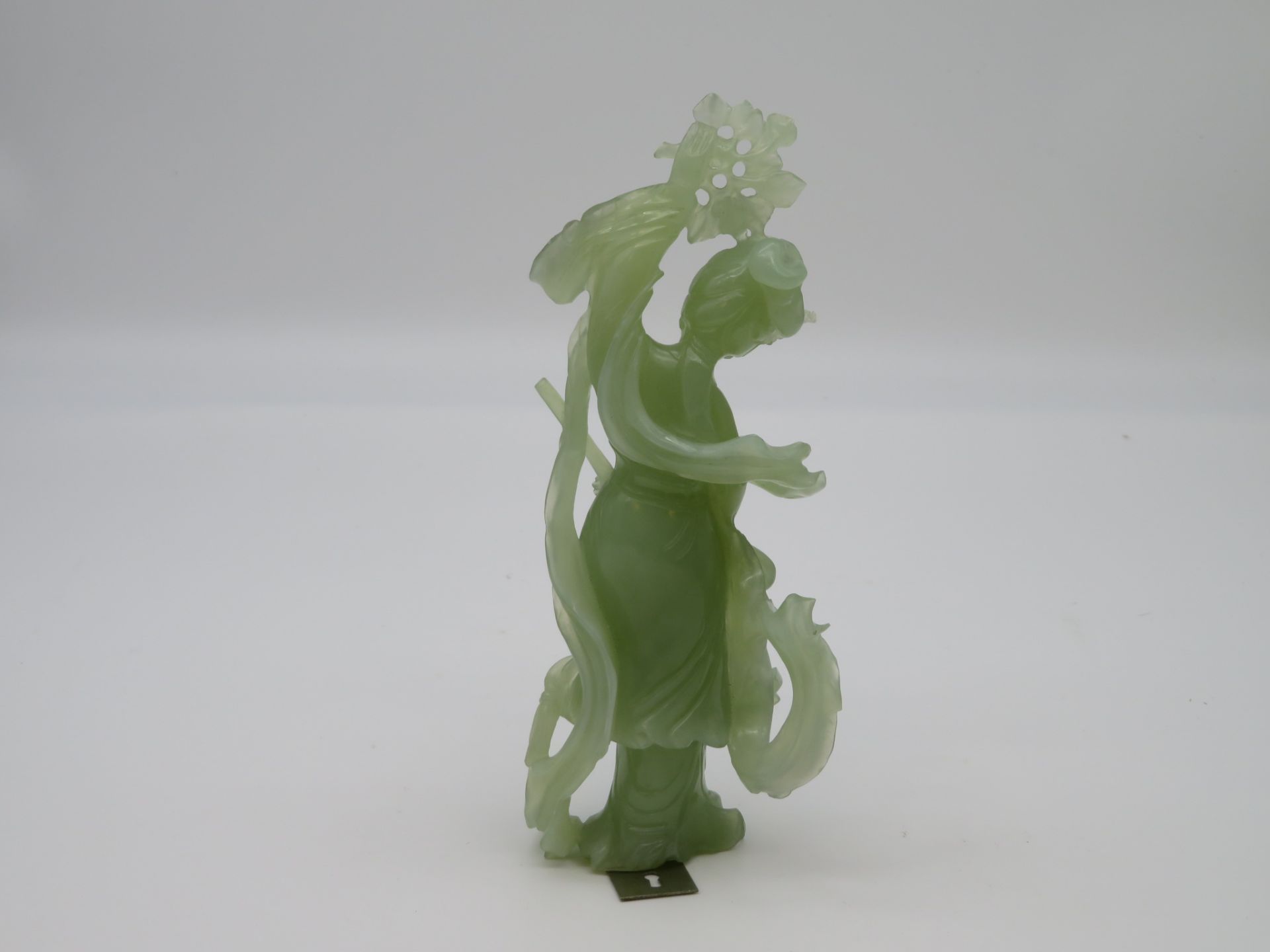 Jadefigur, Tänzerin, China, grünliche Jade geschnitzt, 22 x 9 x 4,5 cm. - Bild 2 aus 2