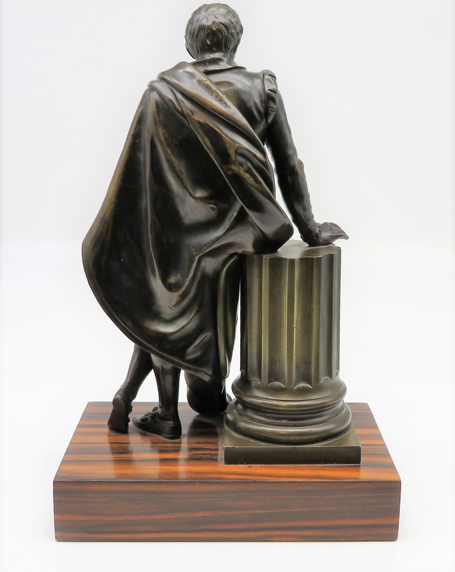 Unsigniert, 19. Jahrhundert, "Lesender Edelmann", Bronze patiniert, Sockel Palisanderholz, 29,5 x 9 - Image 2 of 2