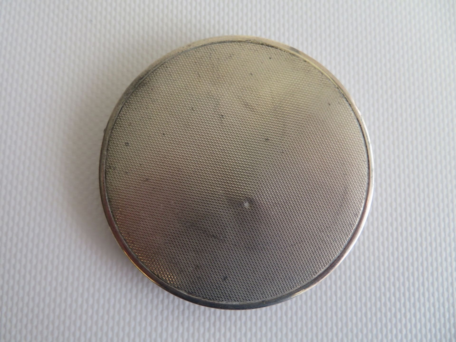 Puderdose, 835er Silber, gepunzt, 65 g, h 0,9 cm, d 7,3 cm.