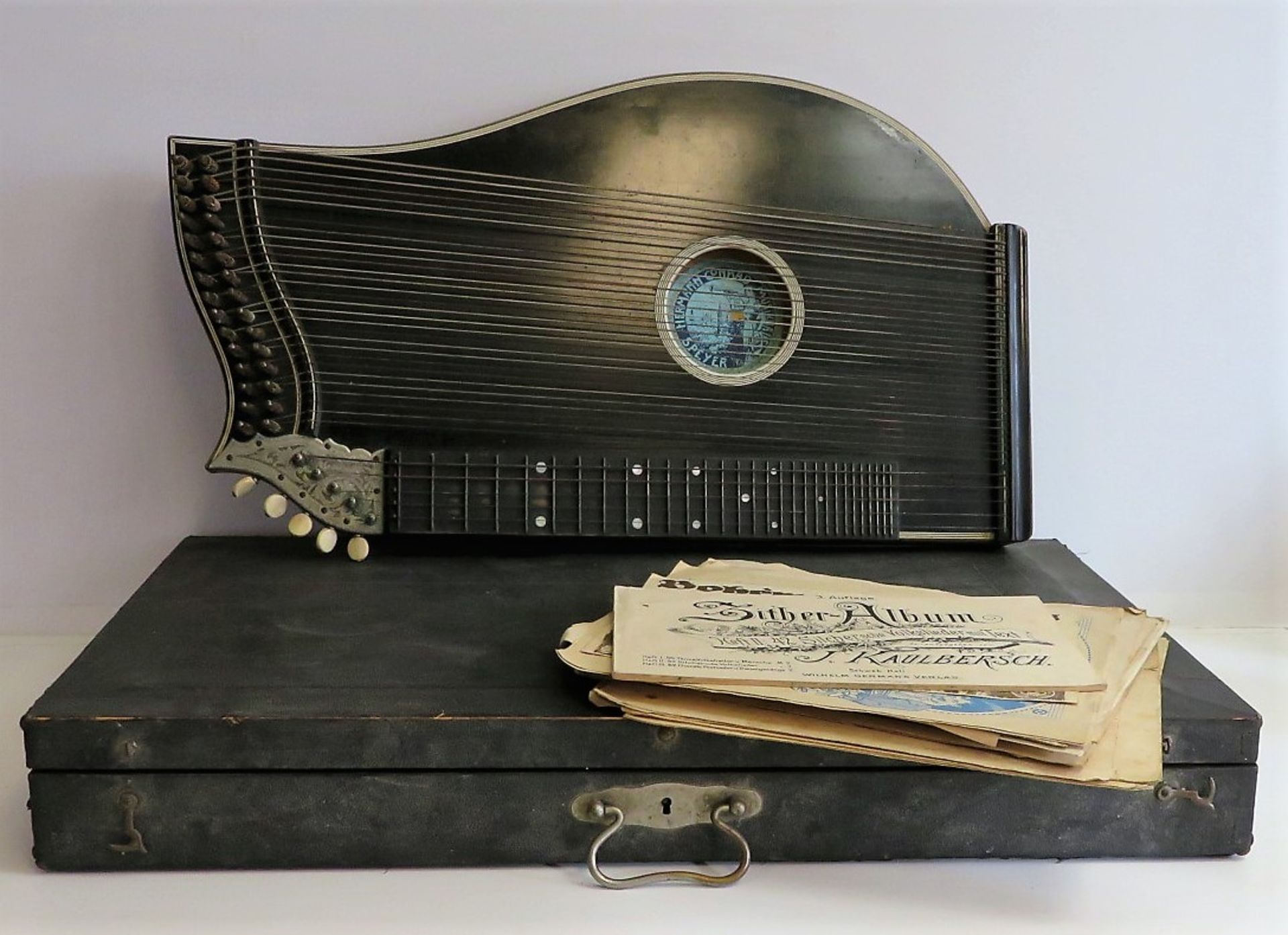 Hackbrett (Zither), Hermann Conrad Speyer, um 1900, Holzkasten, 58 x 34,5 x 6,5 cm.