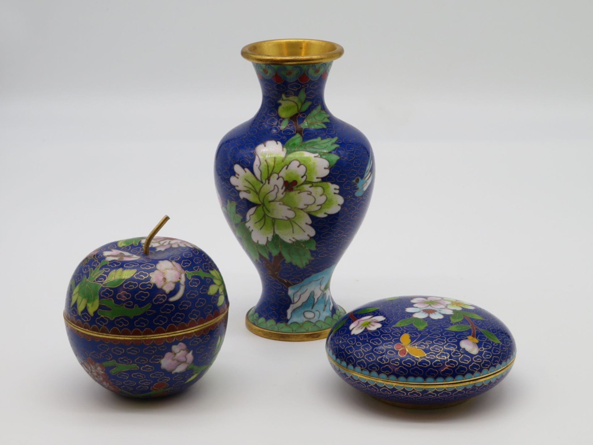 3 Cloisonné Gefäße, China, 2 Deckeldose und Vase, farbiger Zellenschmelz, 20. Jahrhundert, Vase h 1