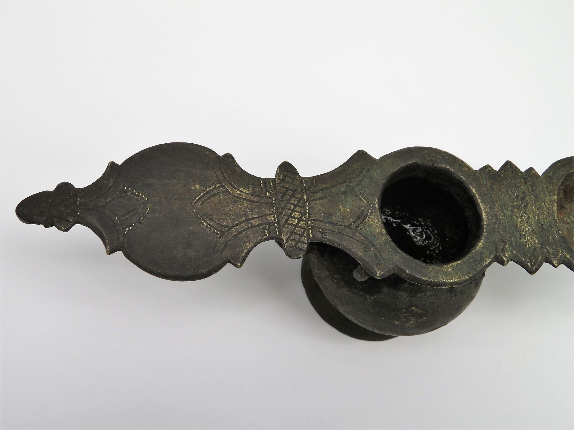 Antike Öllampe, Indien, 18. Jahrhundert, Bronze, 7 x 25 x 6,5 cm. - Bild 2 aus 2