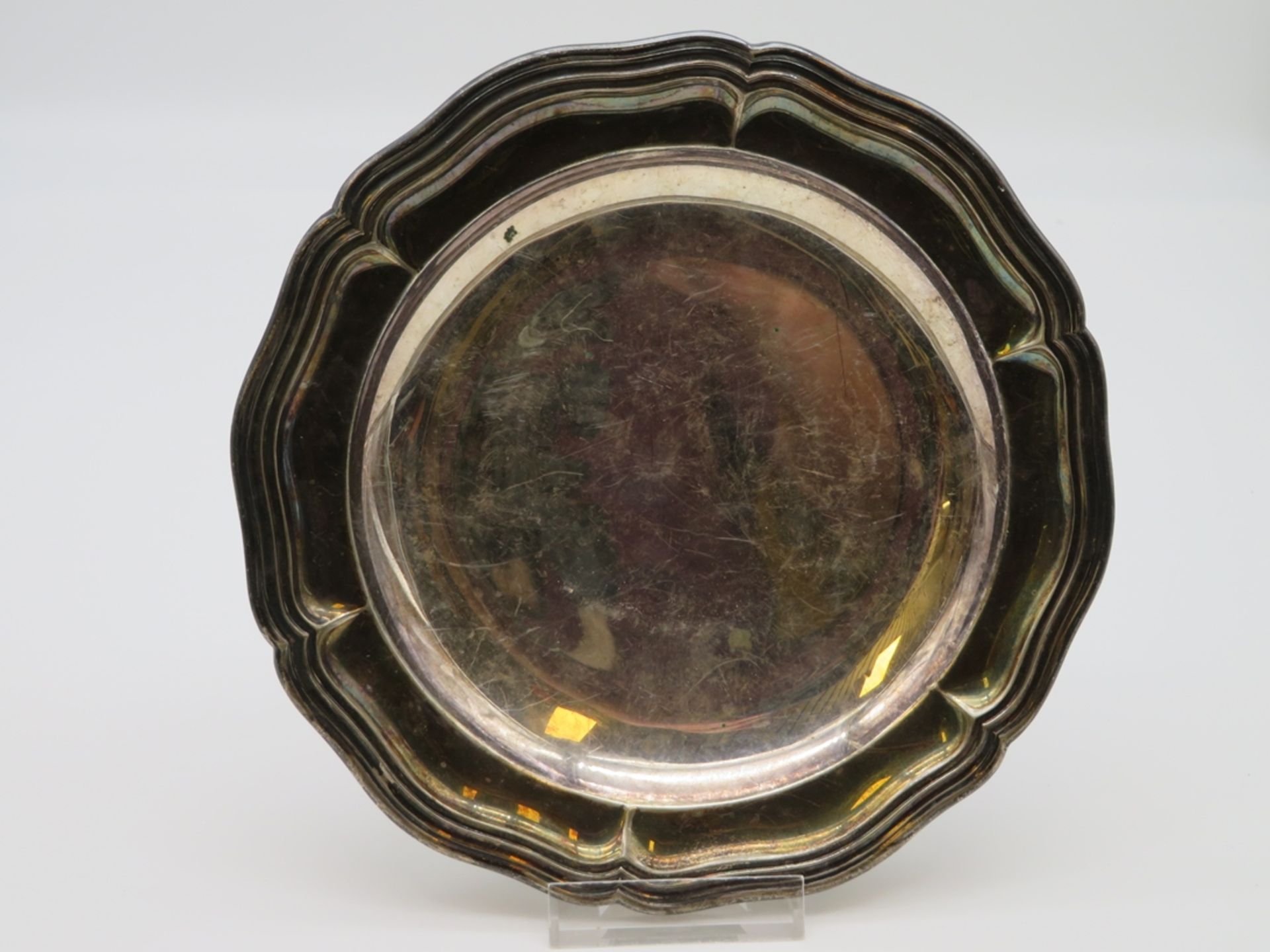 Teller, Deutsch, Chippendale-Rand, 800er Silber, gepunzt, 176 g, h 2 cm, d 20 cm.