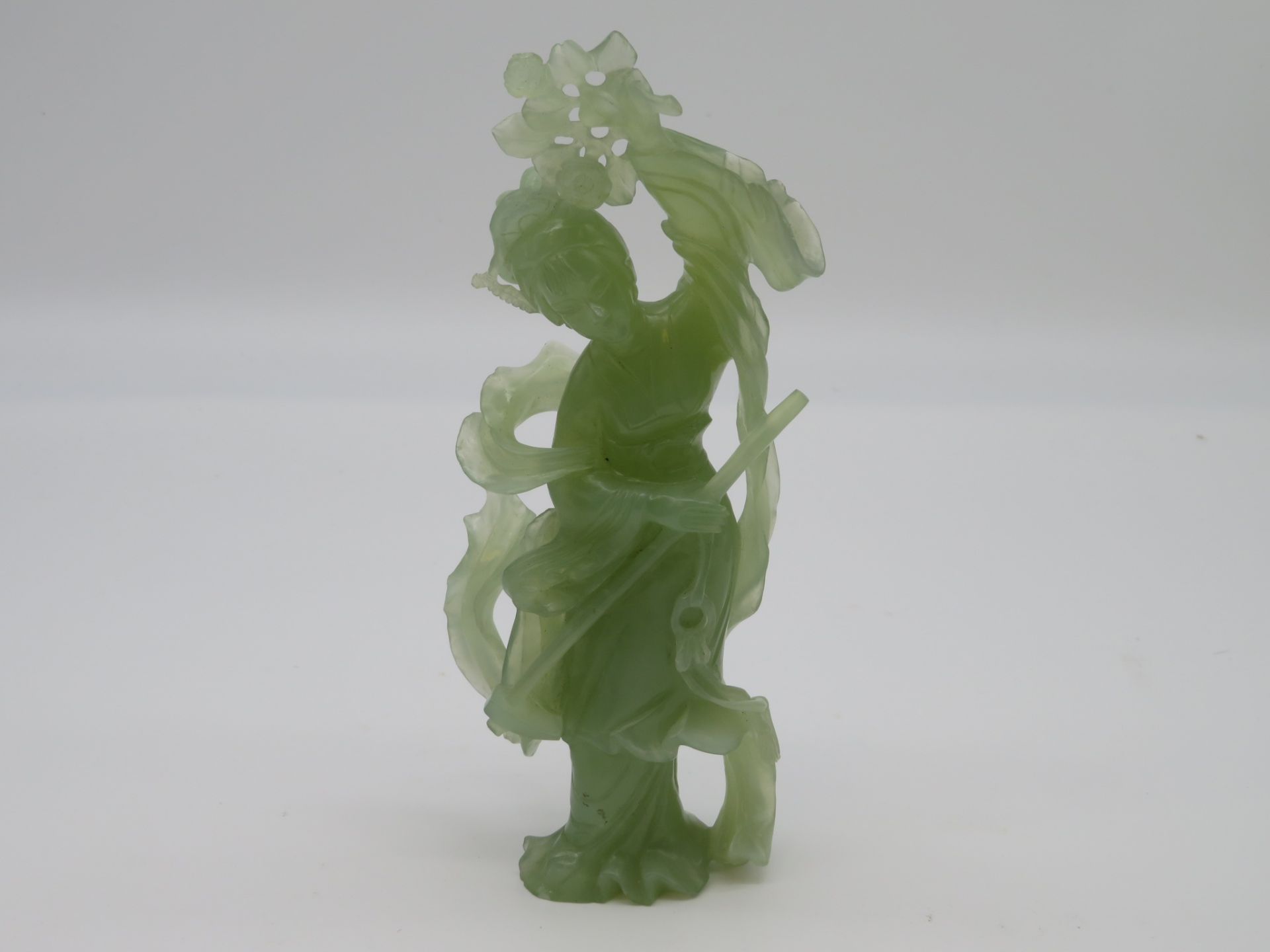 Jadefigur, Tänzerin, China, grünliche Jade geschnitzt, 22 x 9 x 4,5 cm.