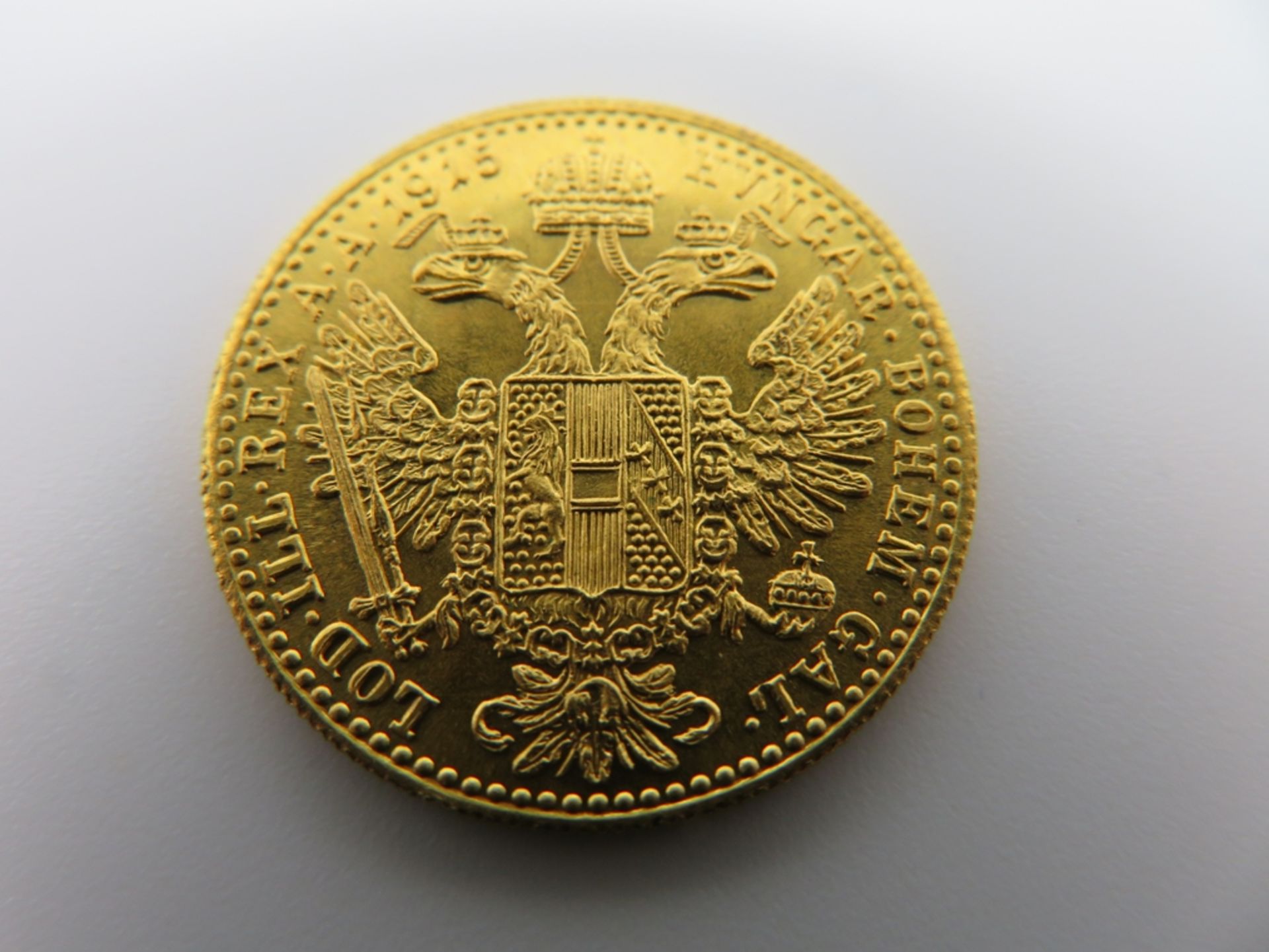 Goldmünze, Österreich, 1 Dukat, Kaiser Franz Joseph, 1915, 986er Gelbgold, 3,49 g, d 2 cm. - Bild 2 aus 2