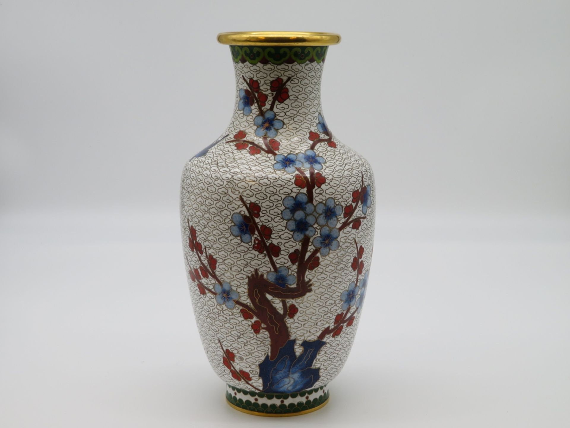 Cloisonné Vase, China, farbiger Zellenschmelz, 20. Jahrhundert, h 26 cm, d 13 cm.