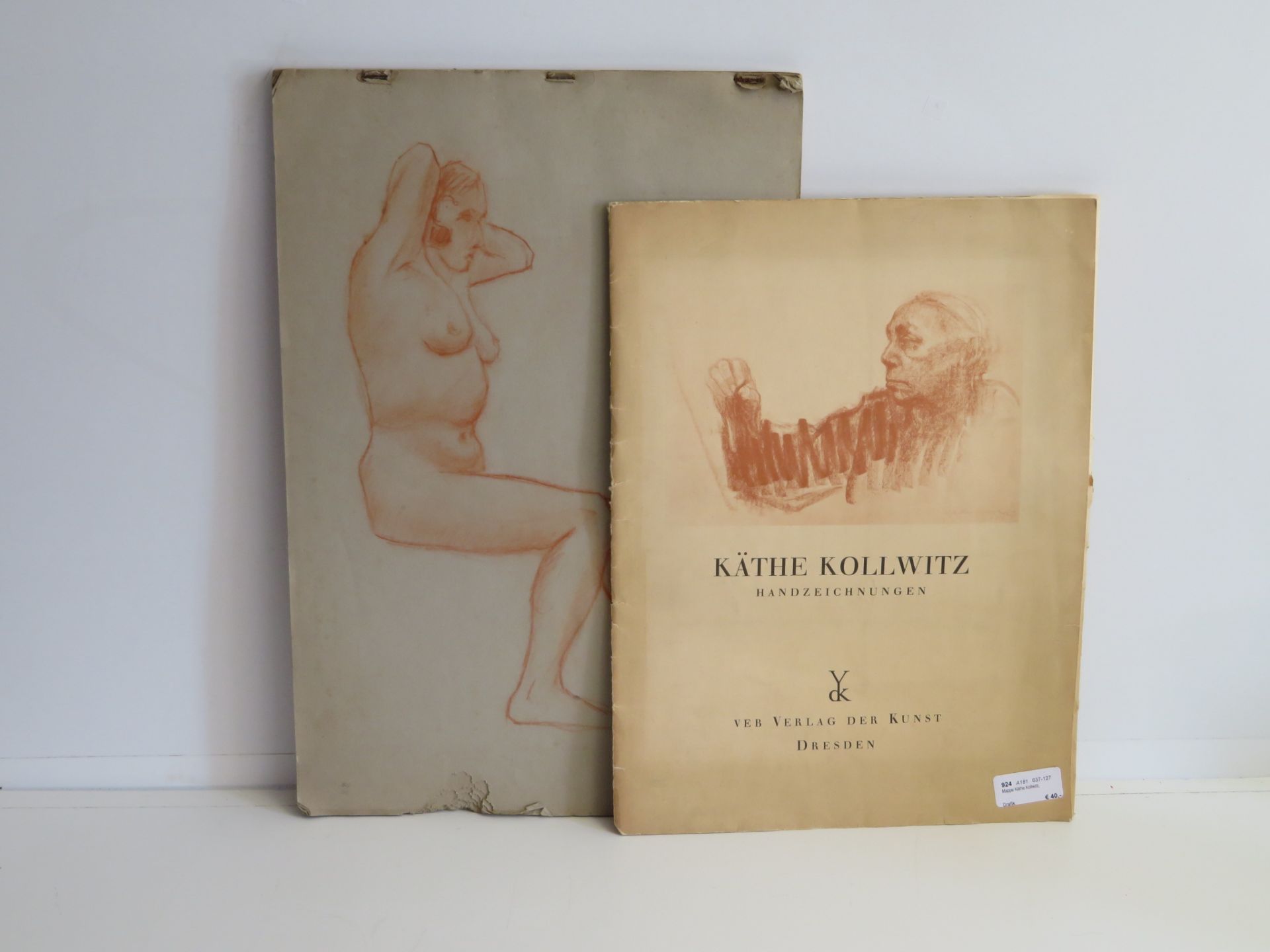 Mappe Käthe Kollwitz, Handzeichnungen sowie Studienblock mit Aktzeichnungen in Röthel, 48 x 32 cm.