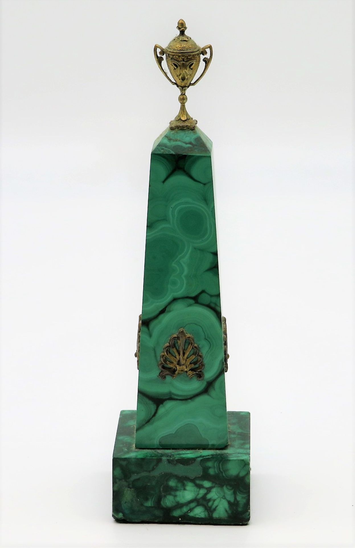 Obelisk, wohl Russland, Malachit mit Silberverzierung, 18 x 5 x 5 cm.