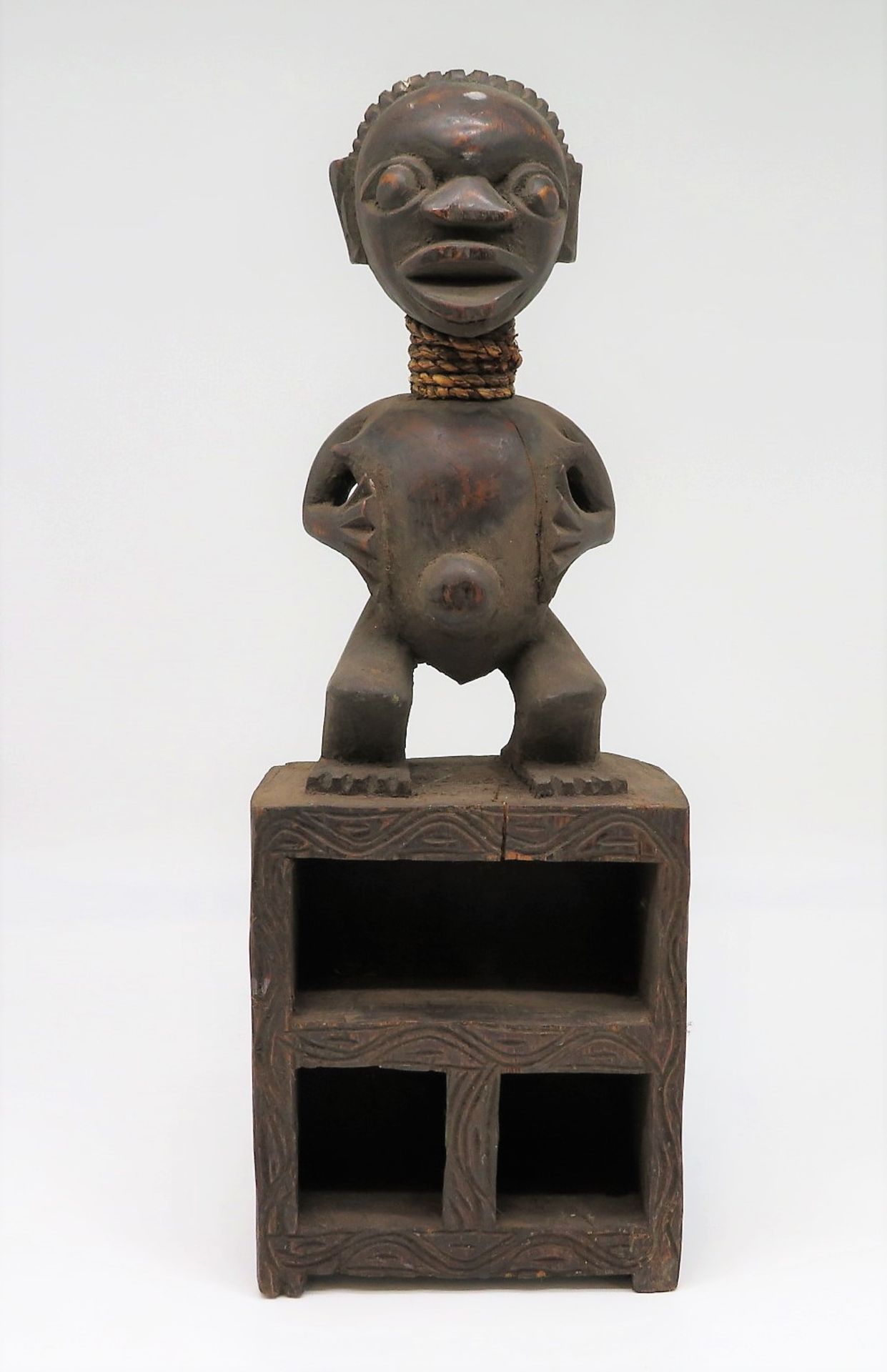 Figuren-Regal, Afrika, Nigeria, Holz geschnitzt, 44 x 16 x 8 cm.