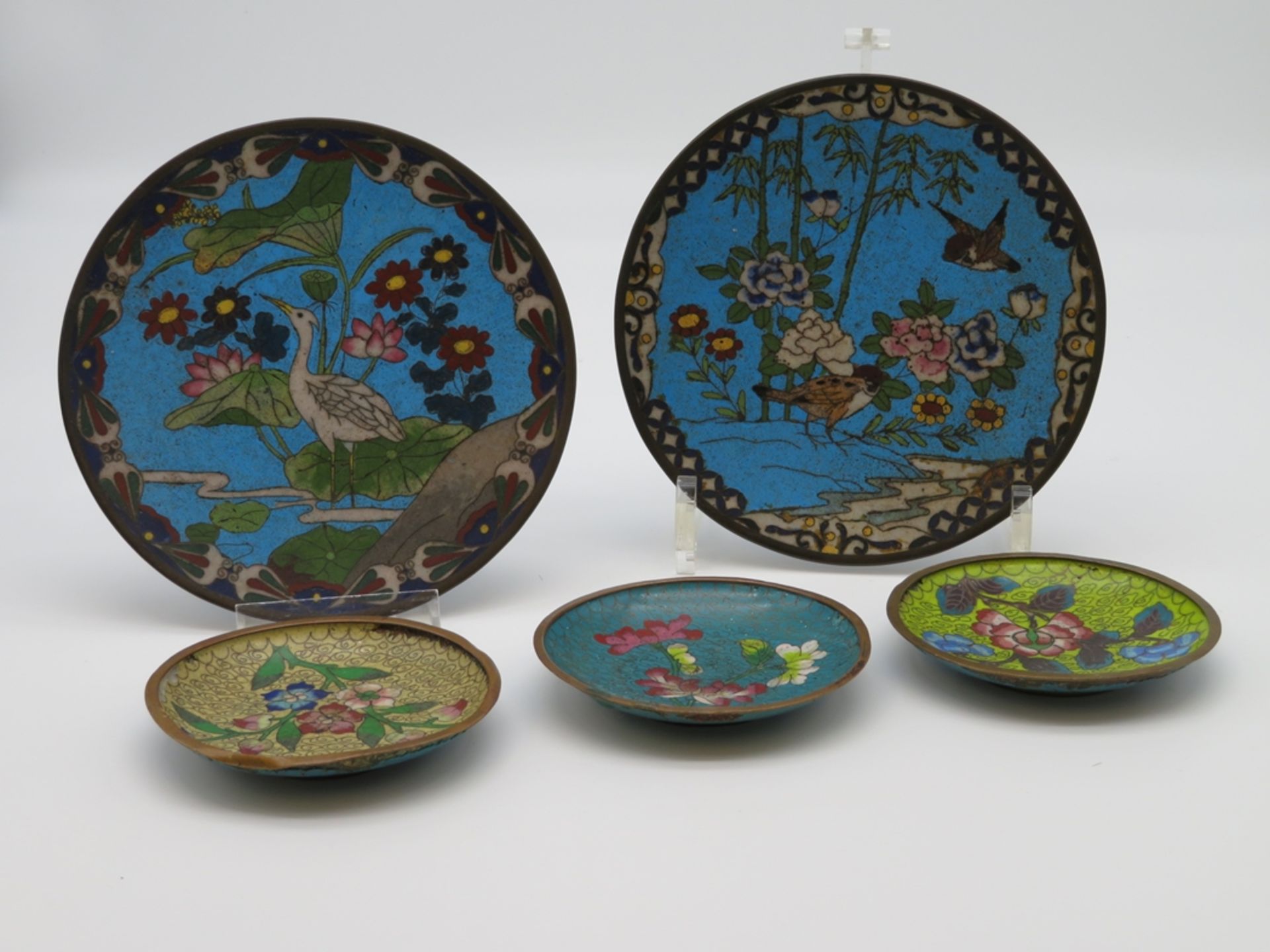 5 diverse Cloisonné Teller, China, farbiger Zellenschmelz, 3 d 9,5 cm, 1 x d 15,5 cm.