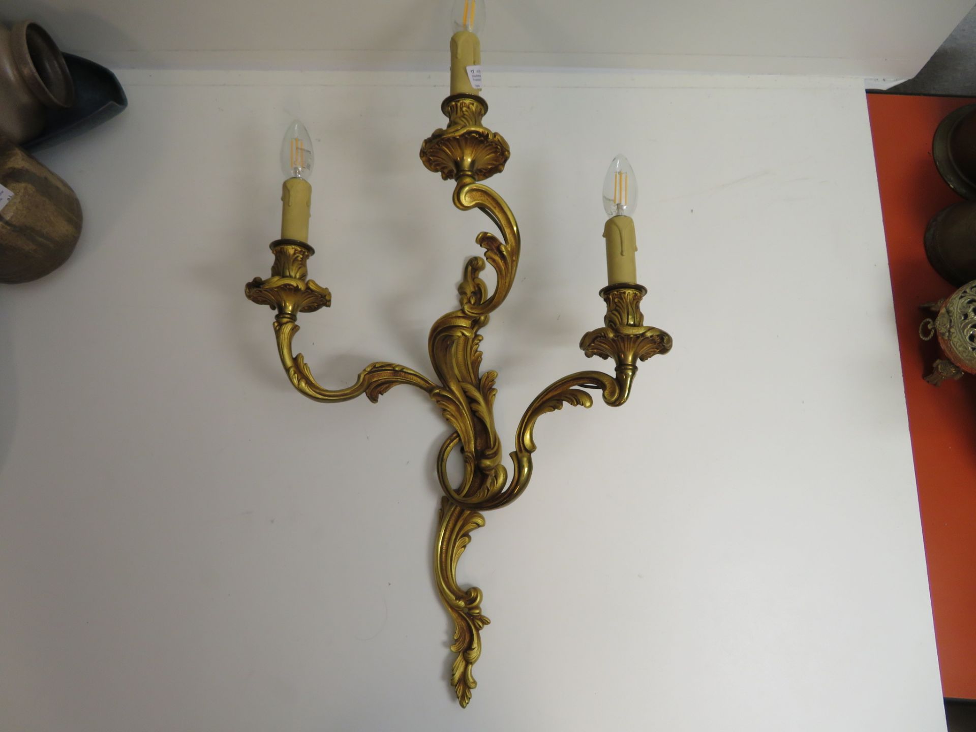 Wandlampe, Frankreich, Rokoko-Stil, Bronze, 3-flammig, 70 x 42 x 21 cm.