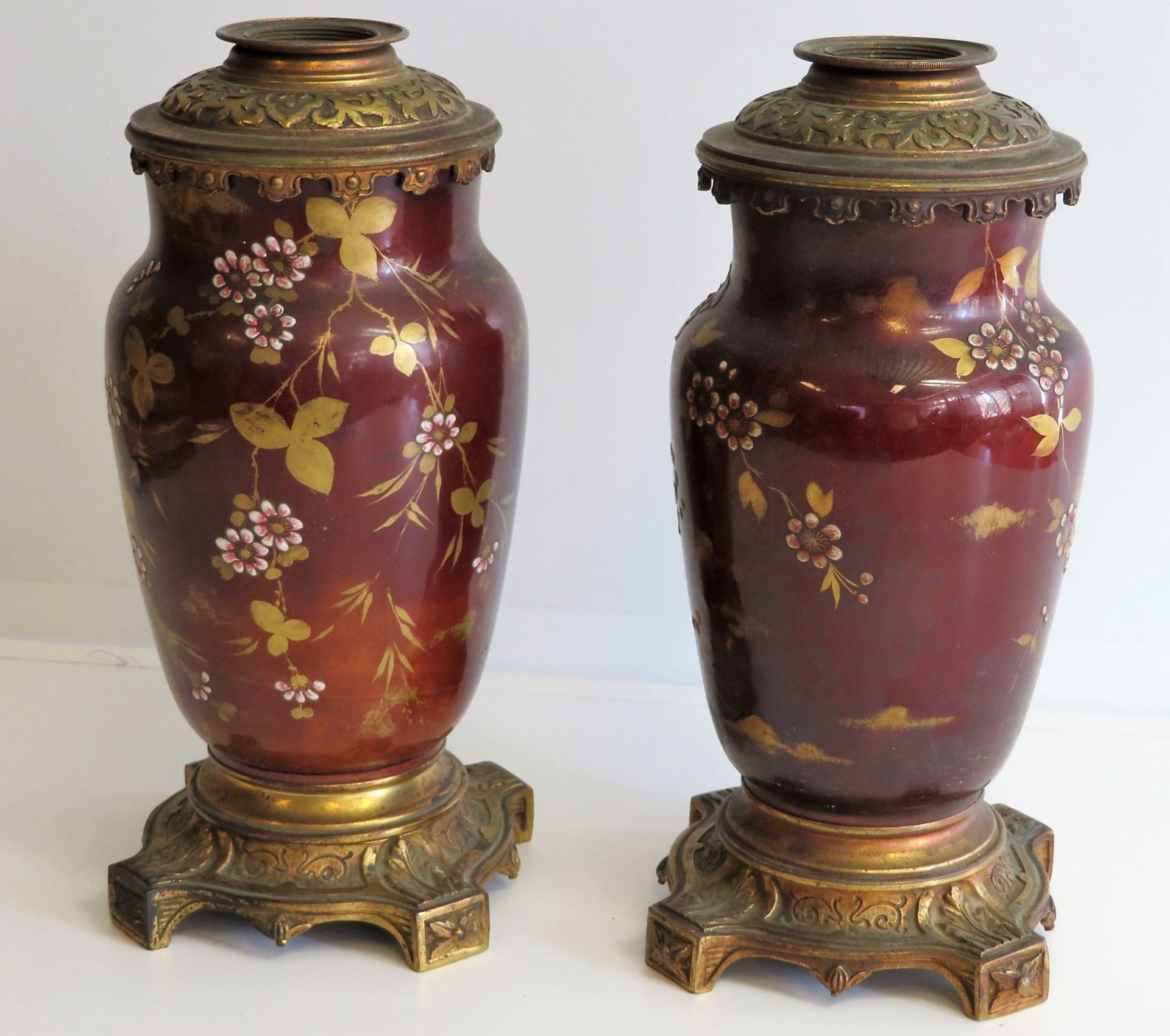 2 chinoise Tischlampenfüße, Keramik mit polychromer Bemalung, Bronzemonturen, h 29 cm, d 13 cm.
