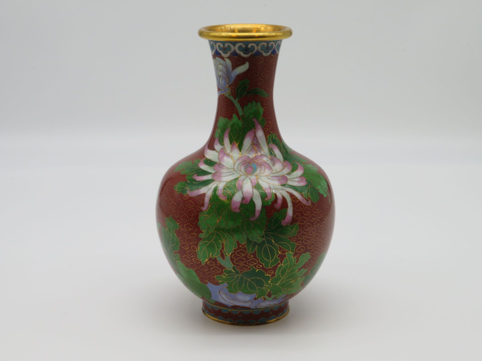 Cloisonné Vase, China, farbiger Zellenschmelz mit Blütendekor, h 20 cm, d 12 cm.