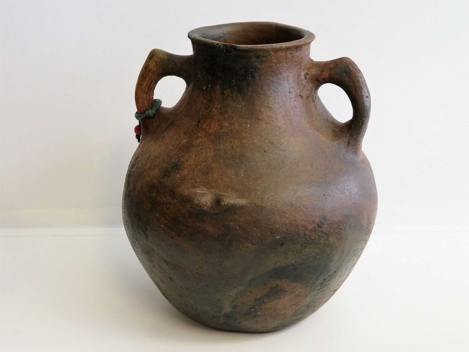 Henkelvase, Lateinamerika, Ton, h 29 cm, d 24 cm.