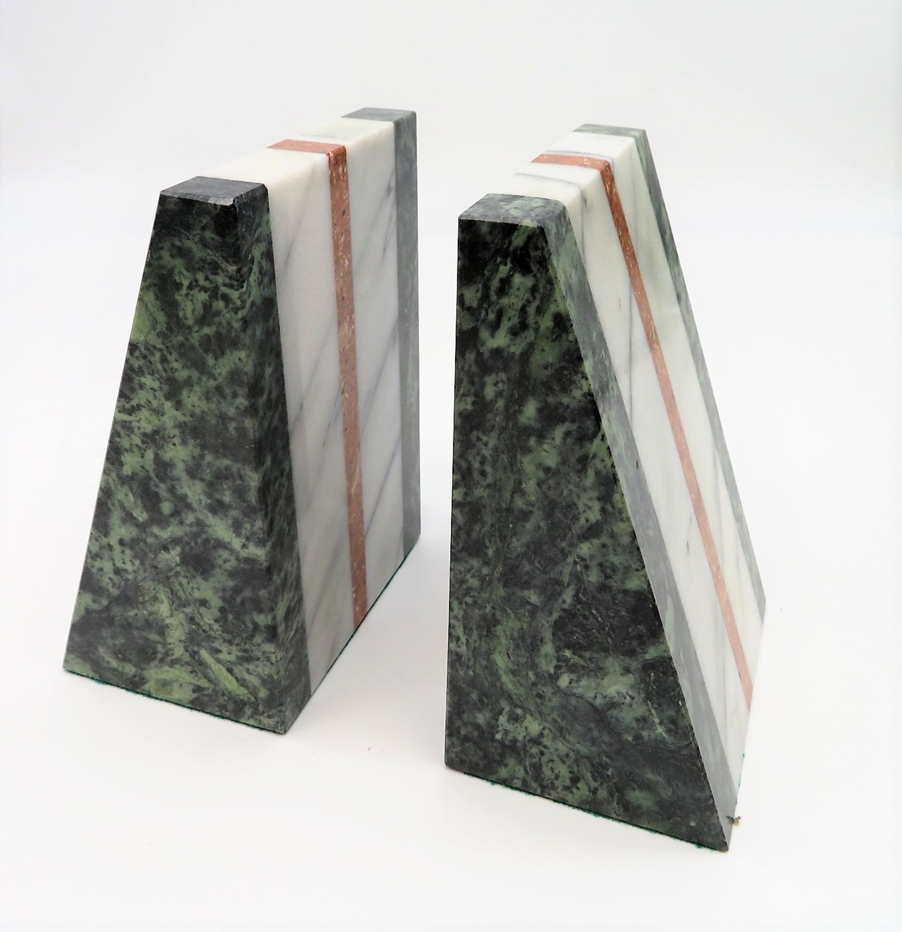 Paar Buchstützen, Art Déco, mehrfarbiger Marmor, 15,5 x 11 x 7,8 cm.