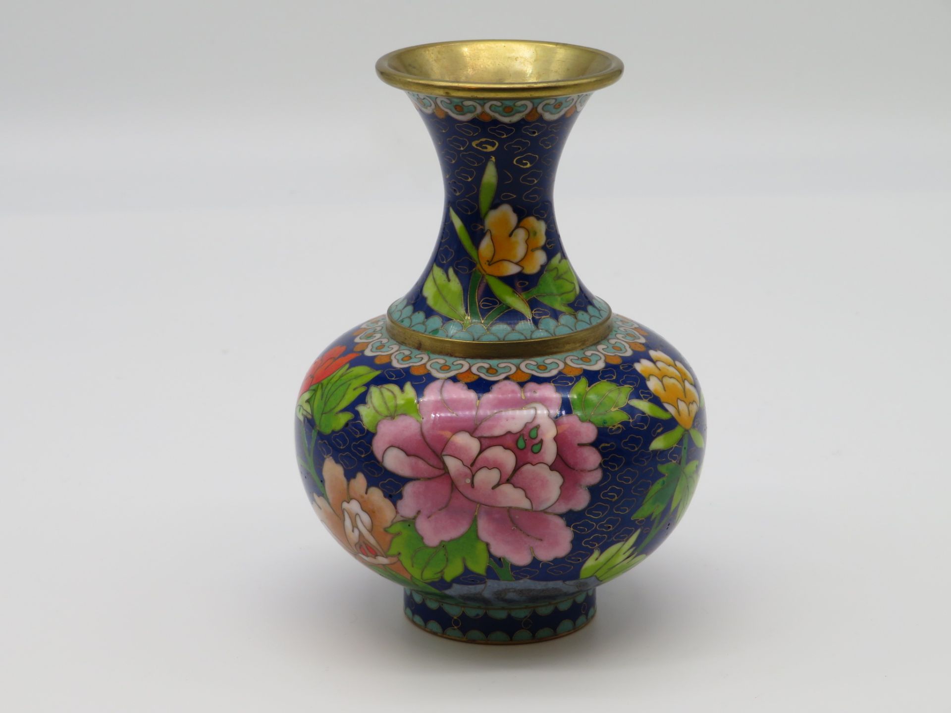 Cloisonné Vase, China, farbiger Zellenschmelz mit Blütendekor, h 15 cm, d 10,5 cm.