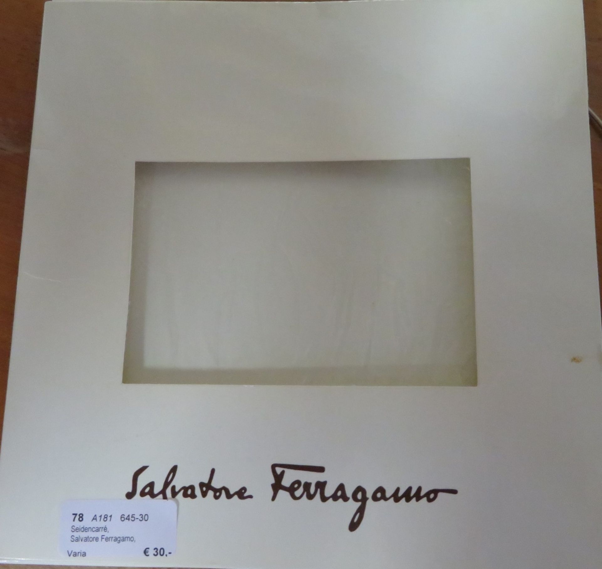 Seidencarré, Salvatore Ferragamo, 100% Seide mit floralem Muster und Wildkatze, OVP, 86 x 86 cm. - Bild 2 aus 2