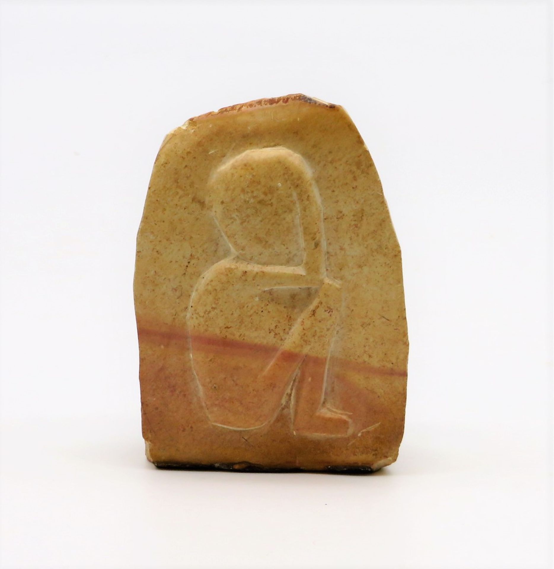 Schnitzerei, wohl Afrika, Stein geschnitzt mit Hockendem, 9,5 x 7 x 3 cm.