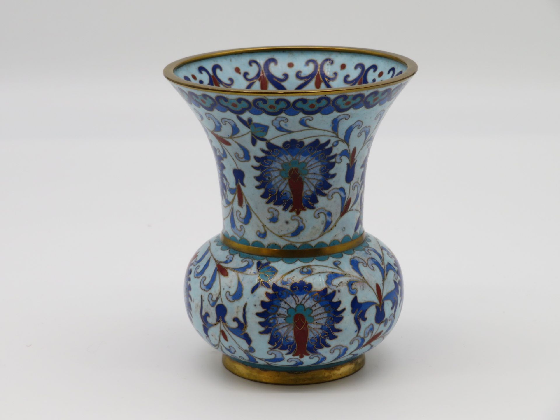 Cloisonné Vase, China, 1. Hälfte 20. Jahrhundert, farbiger Zellenschmelz, h 13 cm, d 10,7 cm.