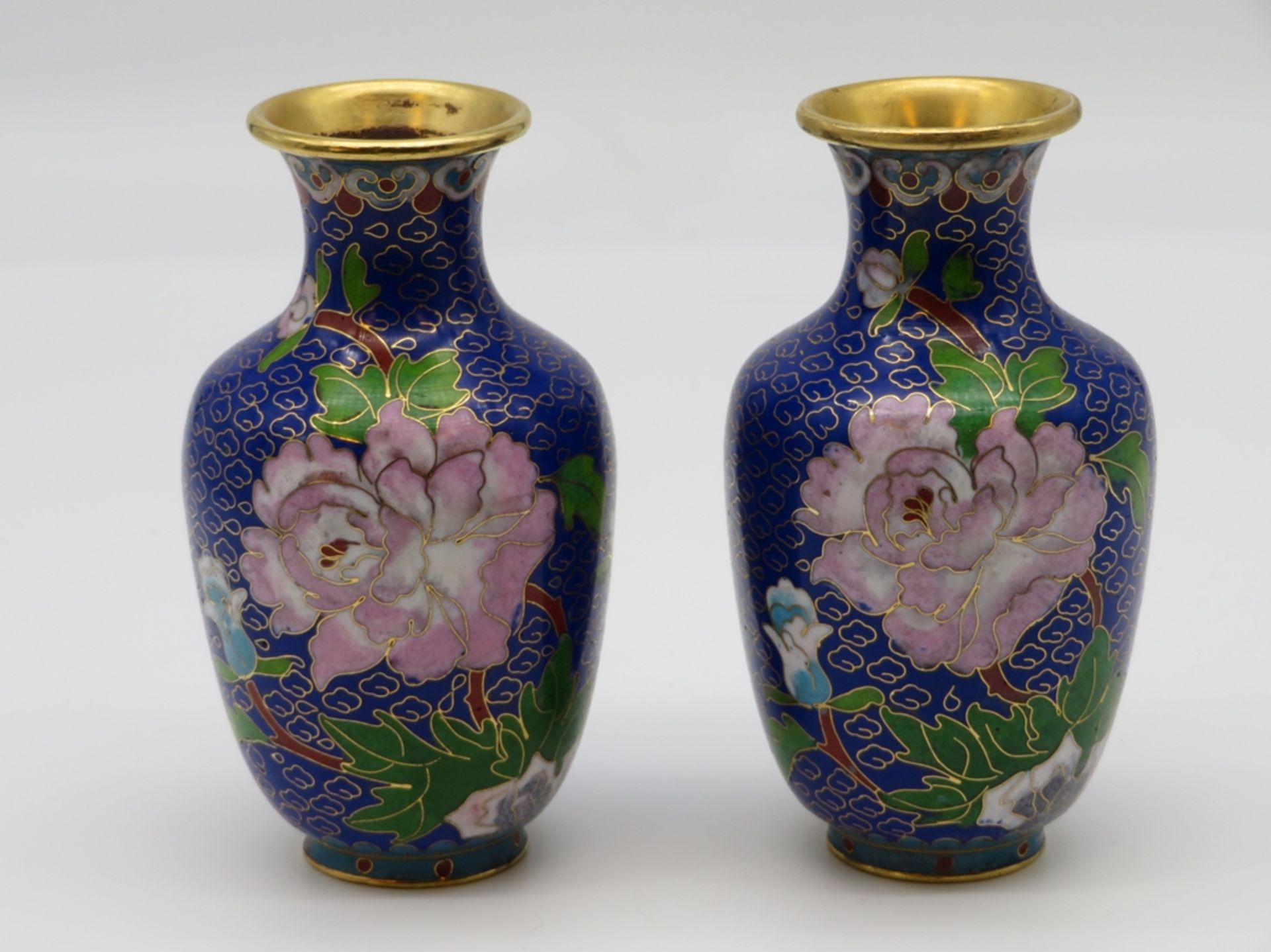 2 Cloisonné Vasen, China, farbiger Zellenschmelz mit Blütendekor, h 12,5 cm, d 7 cm.