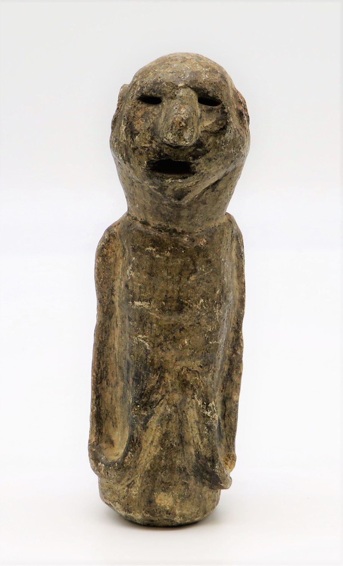 Männliche Figur, Stein geschnitzt, h 19,5 cm, d 7 cm.