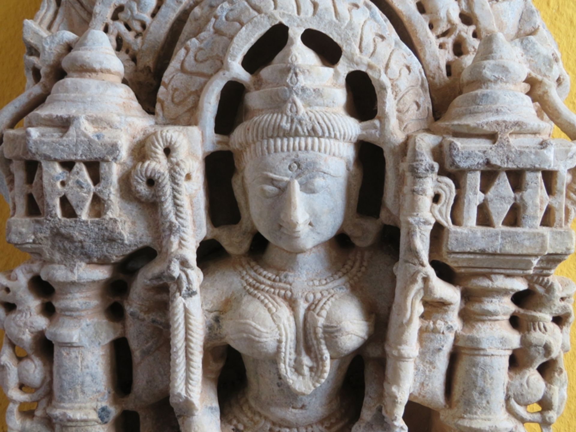 Antike Reliefschnitzerei, Indien, Sitzende Gottheit, Marmor geschnitzt, altersbedingte Gebrauchssur - Image 2 of 5