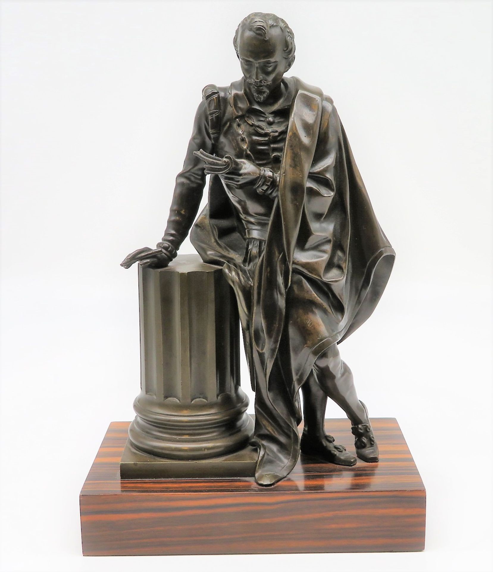 Unsigniert, 19. Jahrhundert, "Lesender Edelmann", Bronze patiniert, Sockel Palisanderholz, 29,5 x 9