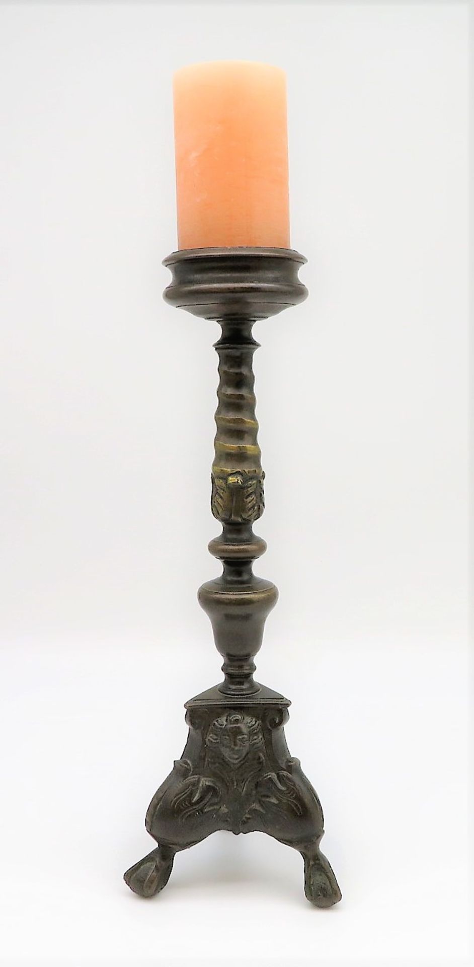 Kerzenleuchter, um 1900, Bronze, h 40 cm, d 14 cm.