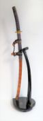 Samuraischwert in Holzständer, Modellwaffe, Japan, l 109 cm.