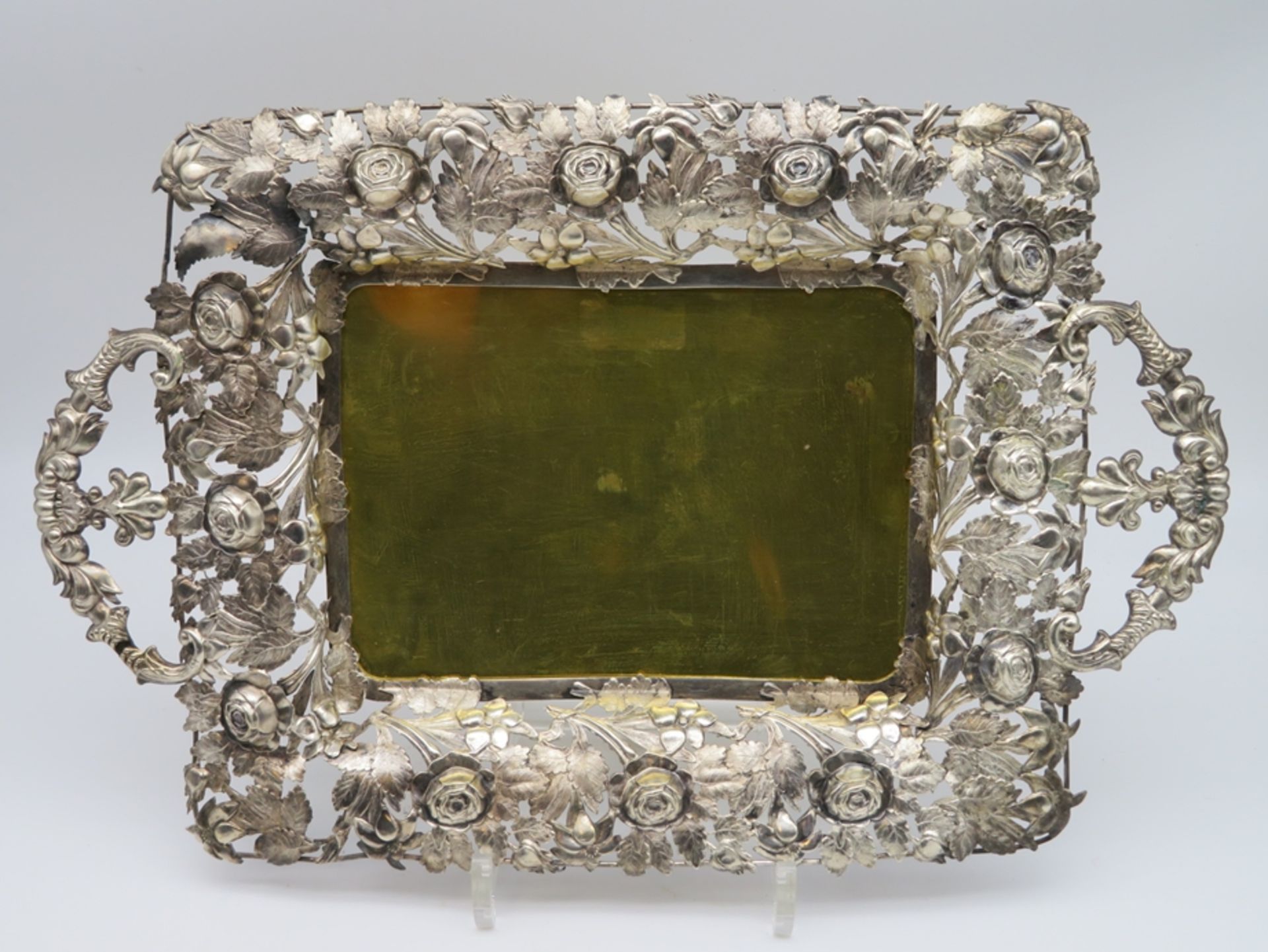 Henkeltablett, um 1900, 800er Silber, gepunzt, brutto 367 g, Boden rest., 3 x 40 x 25 cm.