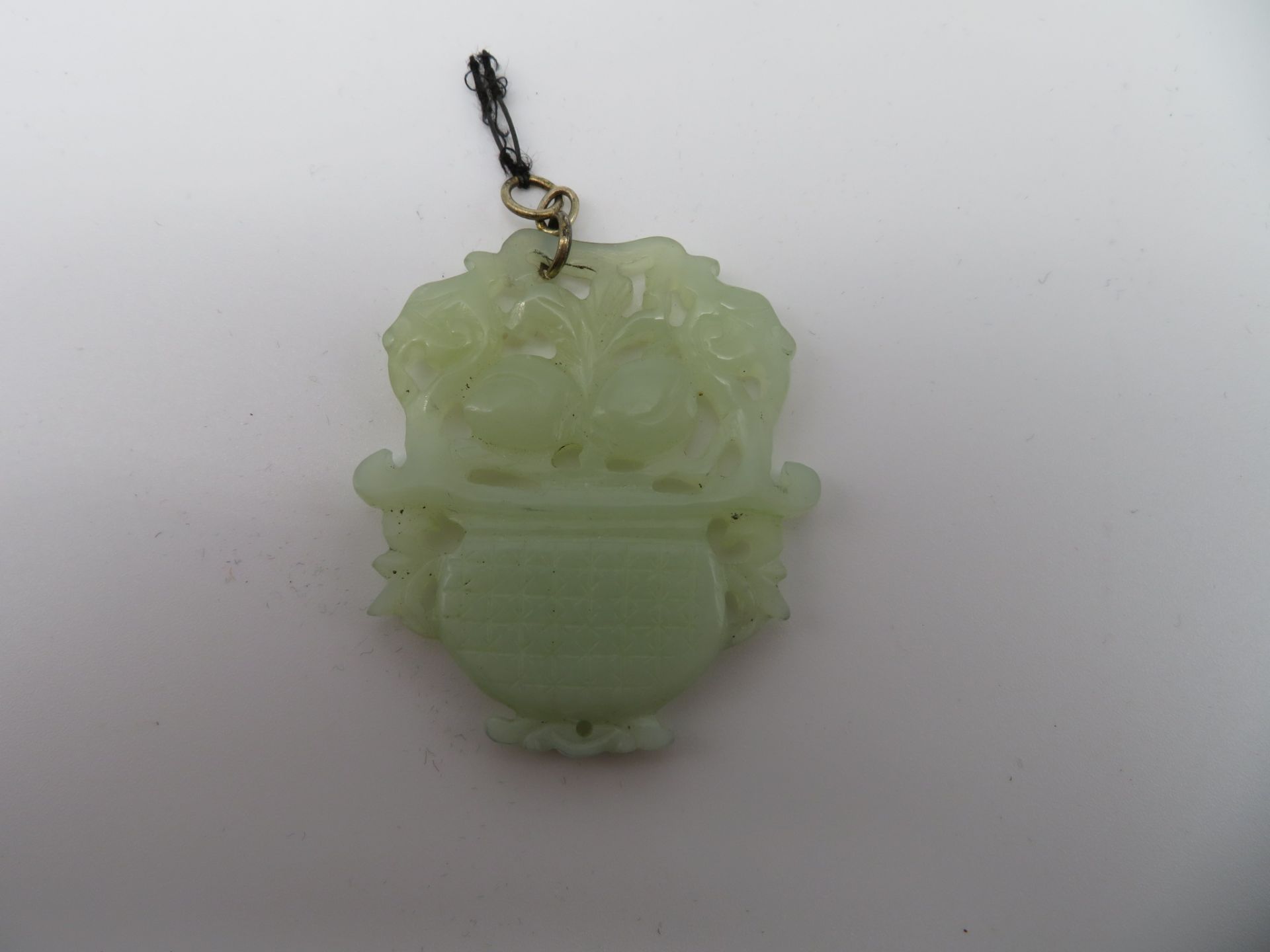 Anhänger, China, grünliche Jade fein geschnitzt, 5 x 4,5 cm.