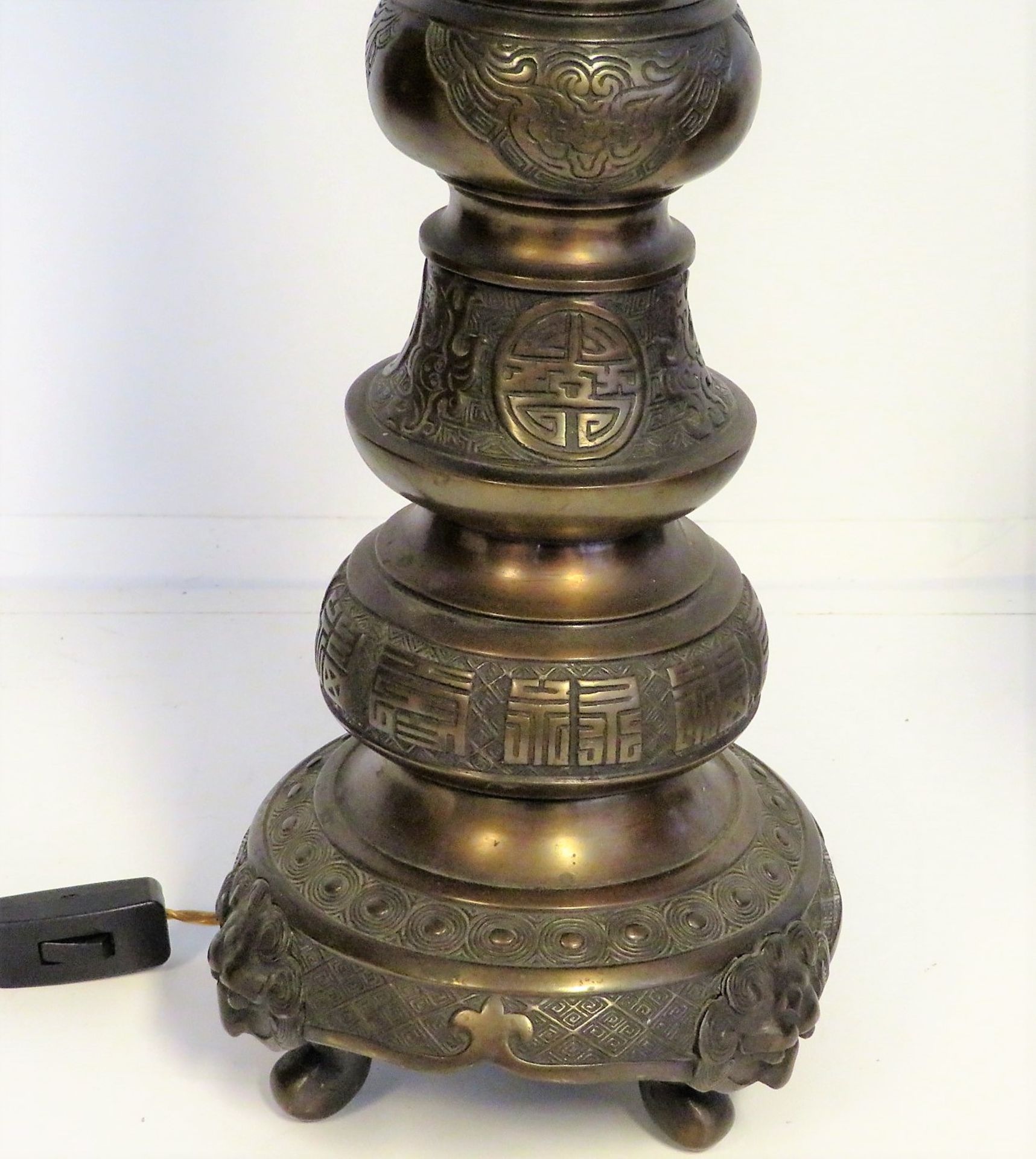 Tischlampenfuß, China, um 1900, Bronze mit reichem Reliefdekor, auf 3 Füßen, 2-flammig, h 79 cm, d  - Bild 2 aus 2